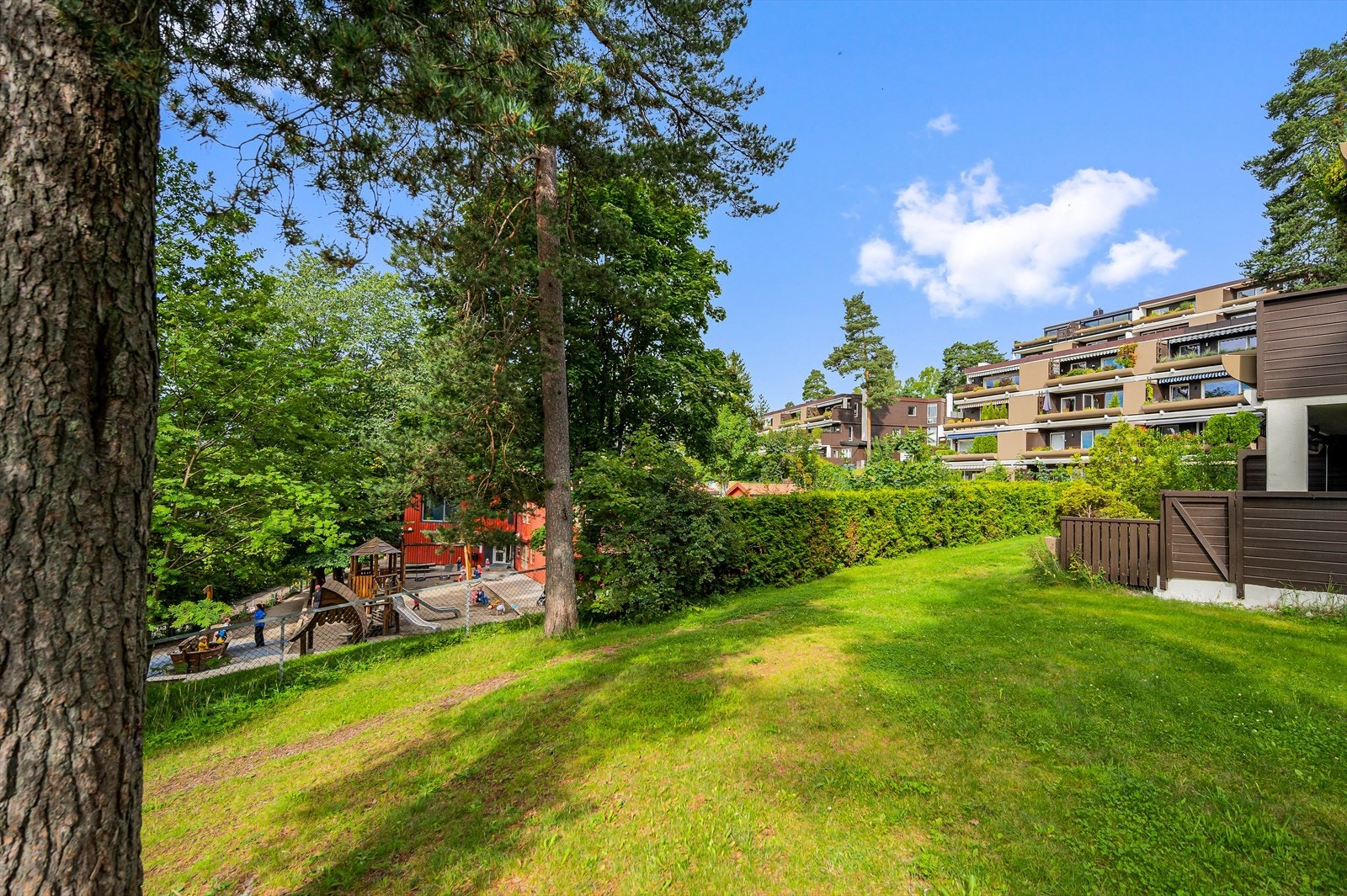 Olav Aukrusts vei 2B har en naturskjønn beliggenhet i et populært og barnevennlig boligområde i Kragskogen, på vestsiden av Holmenkollen Galleribilde