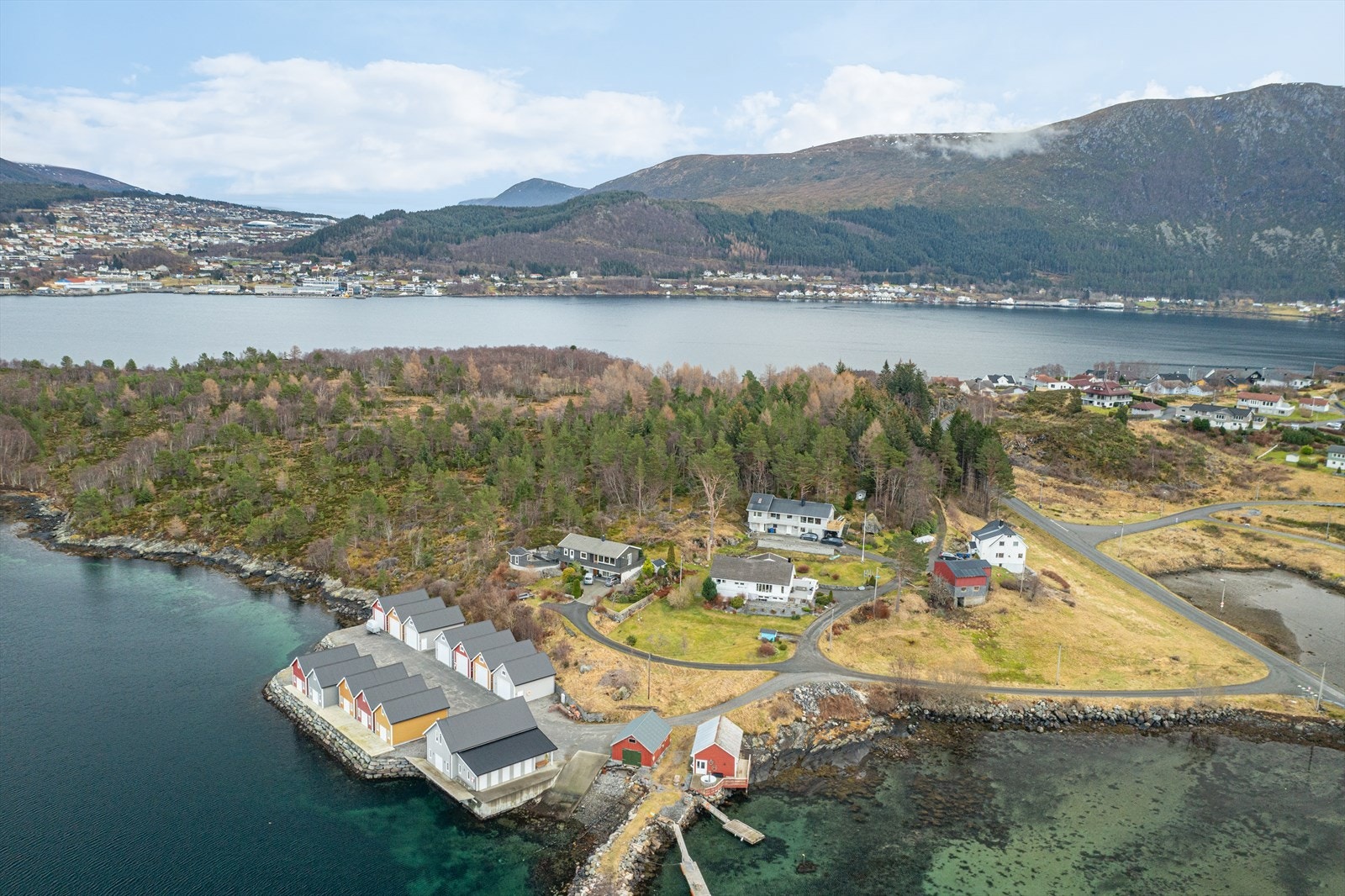 9 av tomtene er regulert til frittliggende småhusbebyggelse, mens én av tomtene er regulert til konsentrert småhusbebyggelse Galleribilde