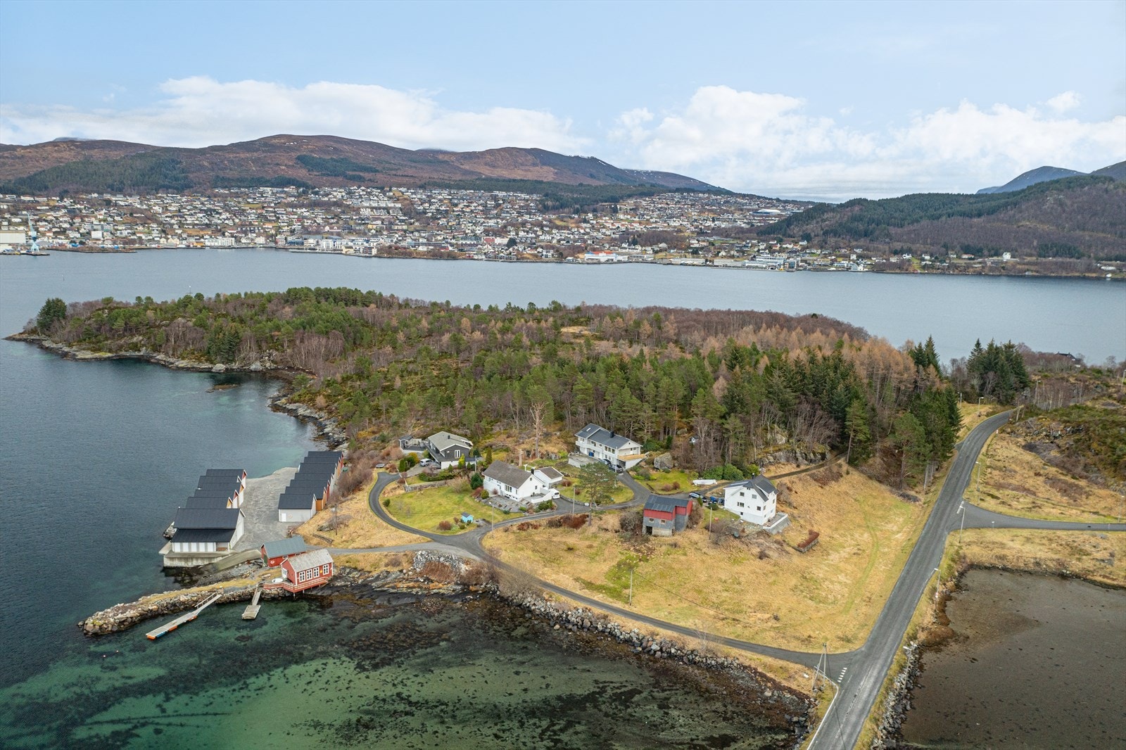 Fra Tueneset er det ca. 2 km til barnehage og barneskole, ca. 2,5 km til barnehage og ca. 6,5 km til Ulsteinvik sentrum med alle dets sentrumsfasiliteter Galleribilde