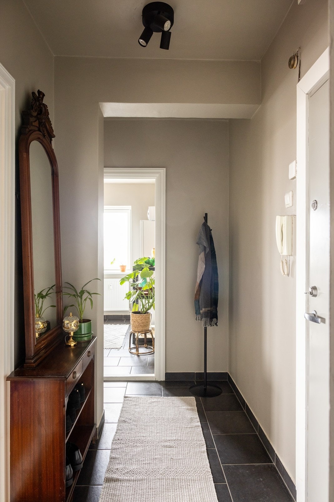 - Lys og innbydende entré som gir et godt førsteinntrykk av leiligheten - Galleribilde