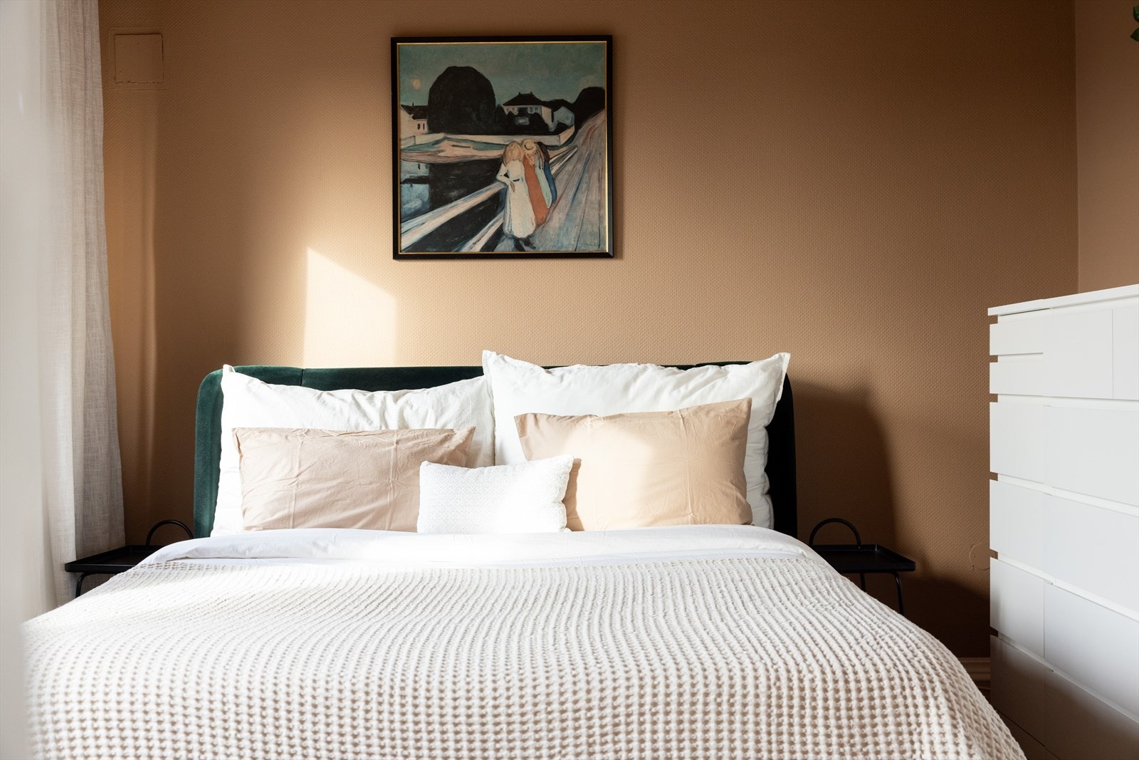 - God plass til dobbeltseng med tilhørende nattbord - Galleribilde