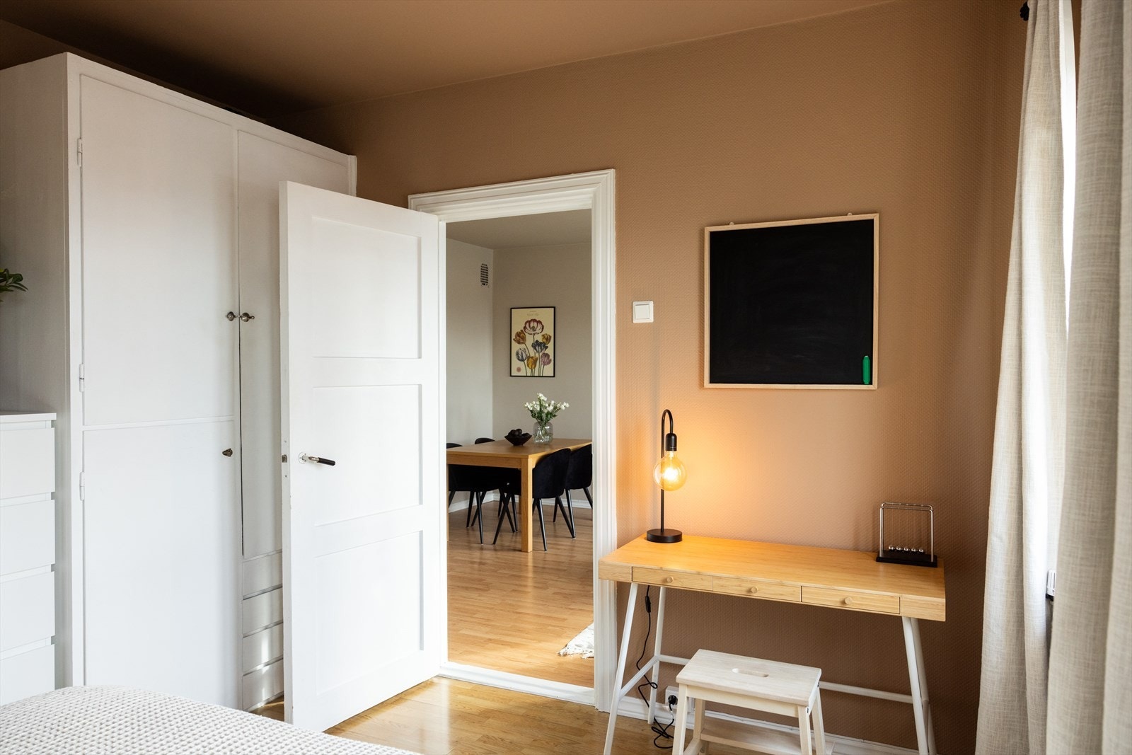 - Godt med oppbevaringsplass i garderobeløsning og plass til skrivepult - Galleribilde