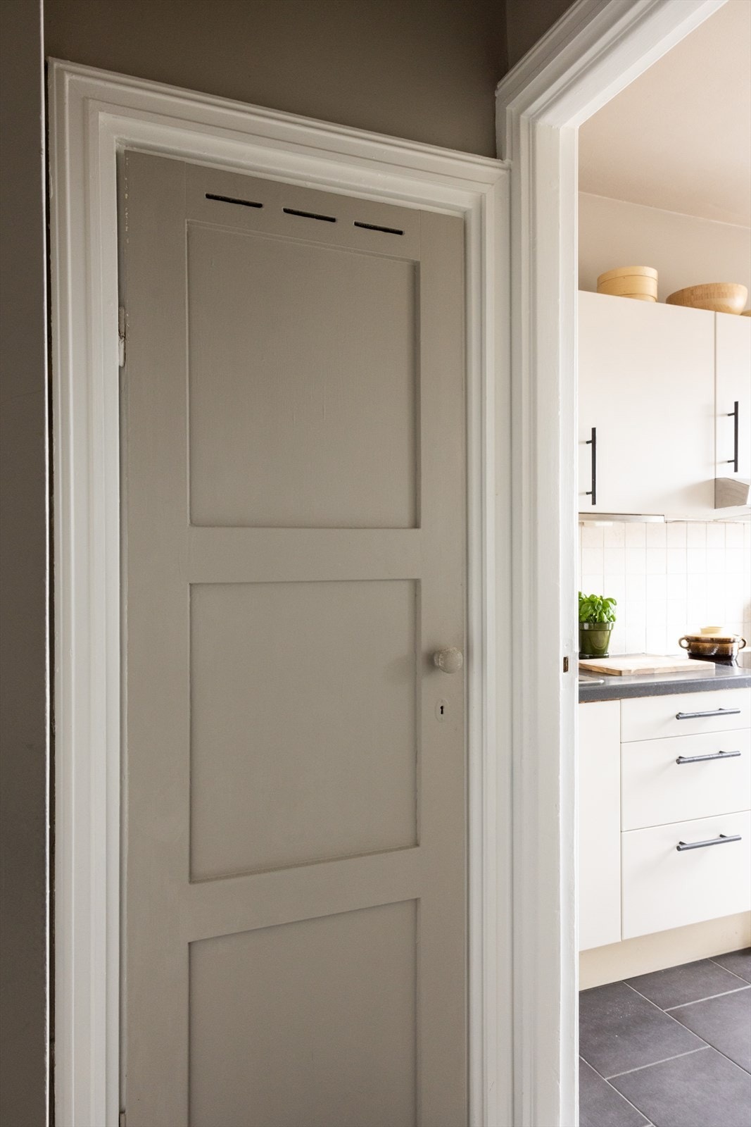 - God plass til sko og yttertøy i kott i tilknytning til entréen - Galleribilde