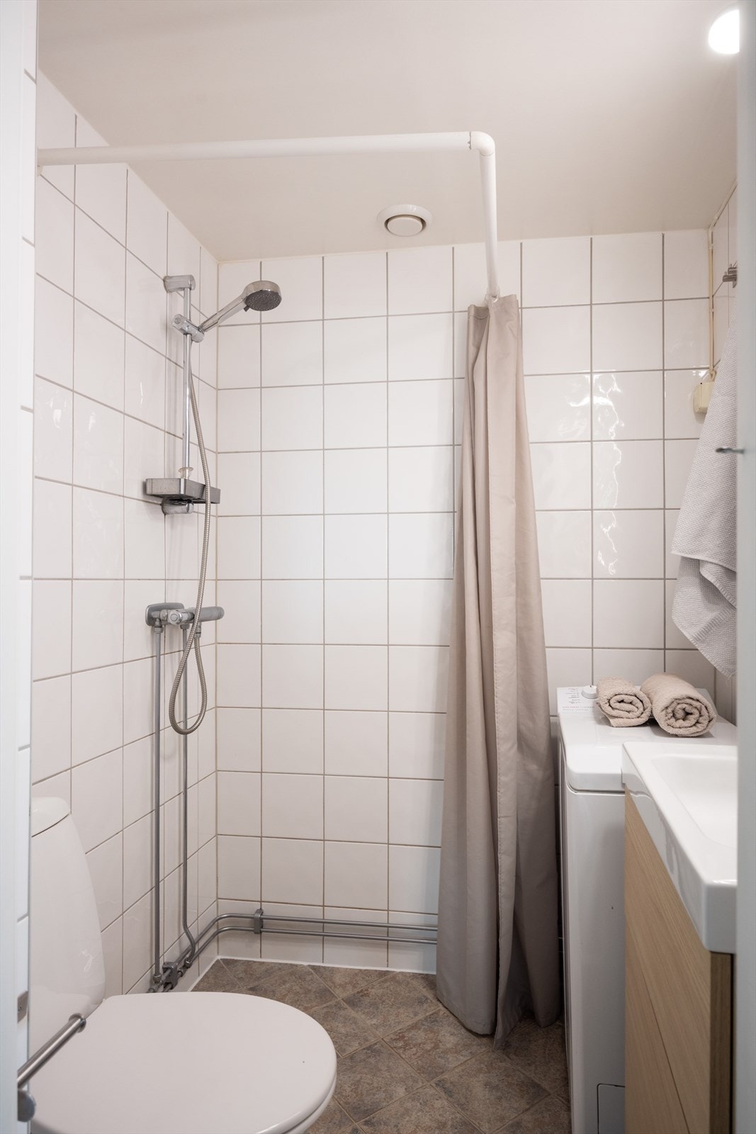 - Baderommet er innredet med klosett, servant med innredning, speilskap m/lys og dusjhjørne med forheng. Opplegg for vaskemaskin. Naturlig avtrekk - Galleribilde