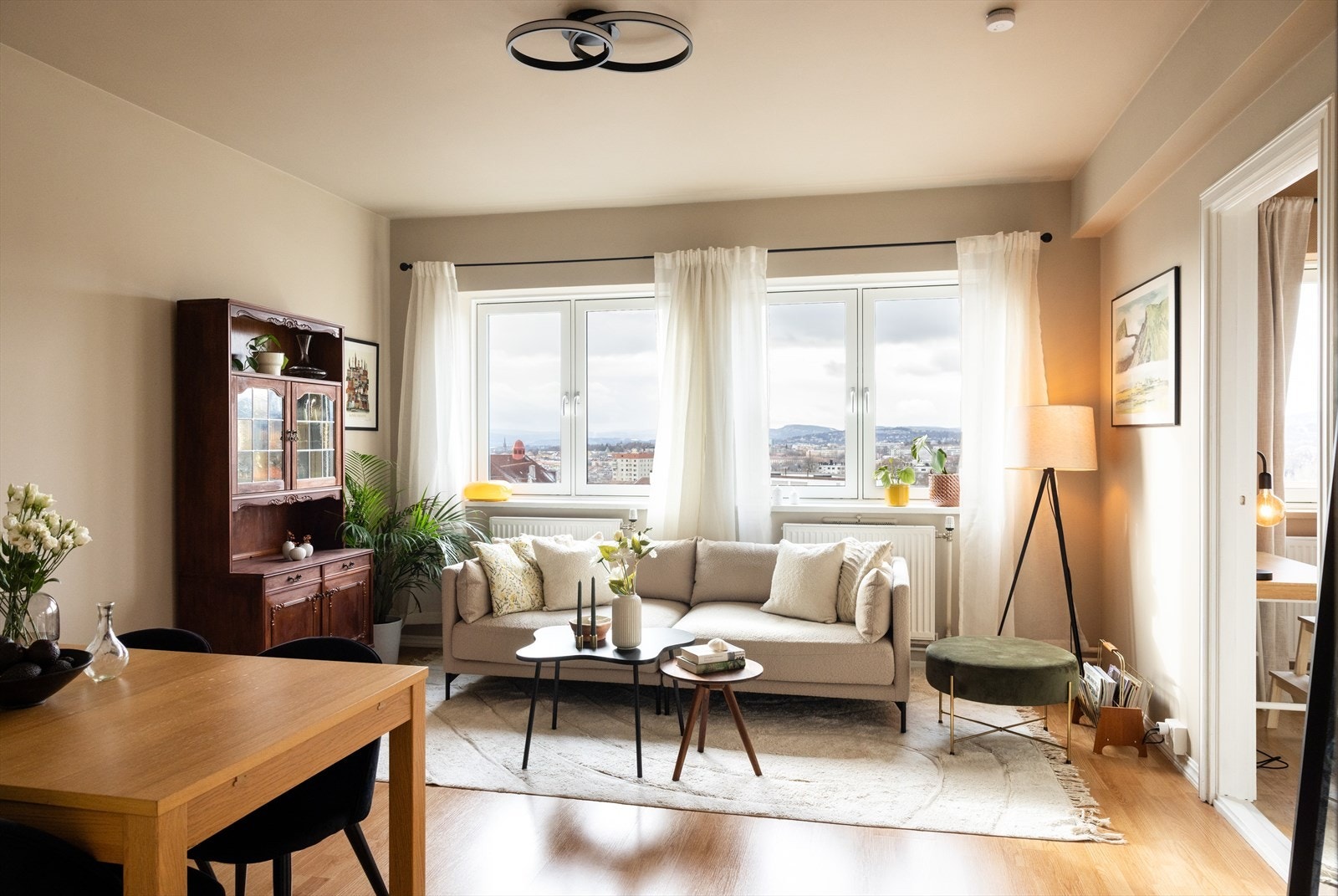 - Lys og hyggelig stue med god takhøyde på ca. 2,65 meter - Galleribilde