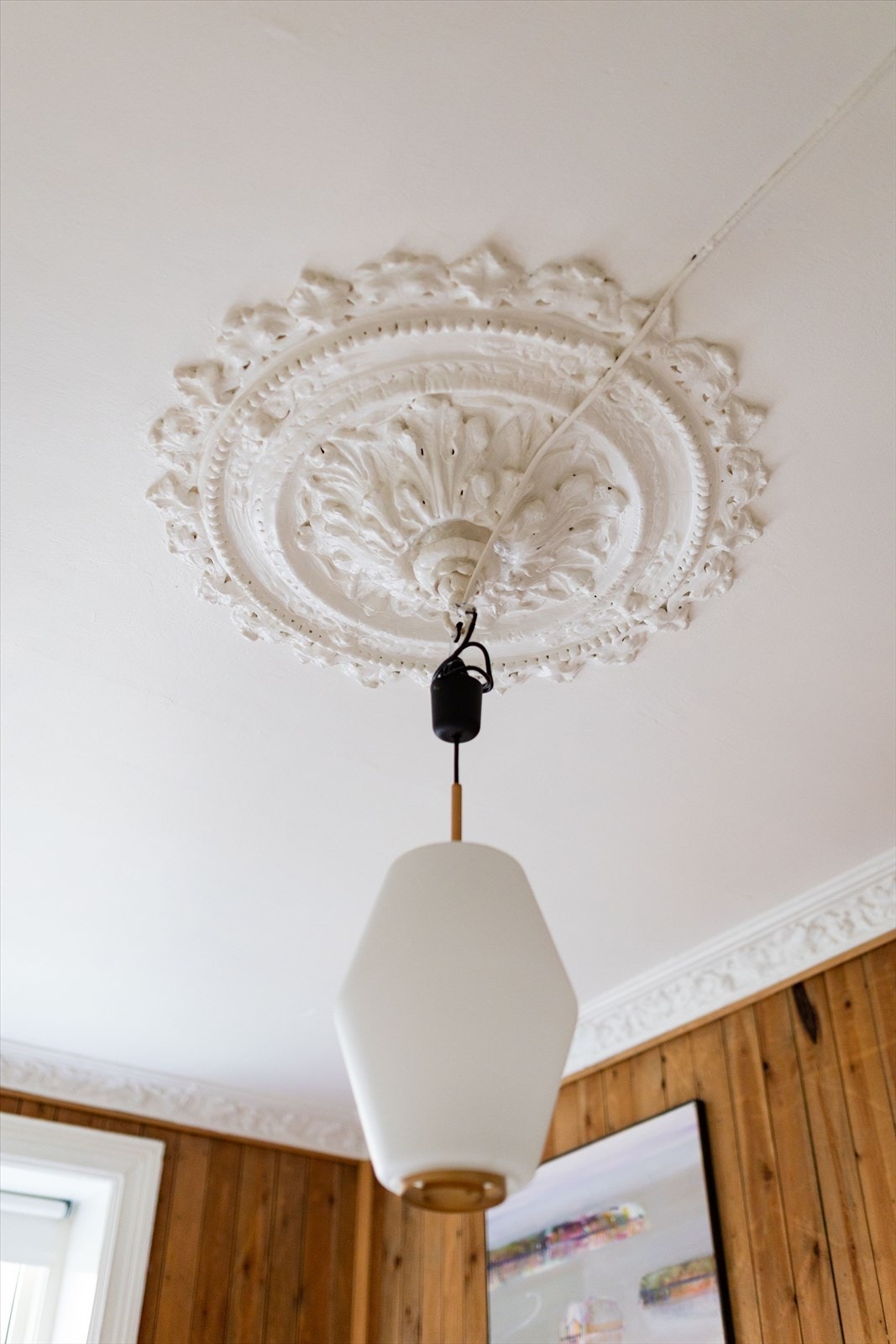 Hovedsoverommet har klassiske detaljer som rosett og stukkatur. Galleribilde