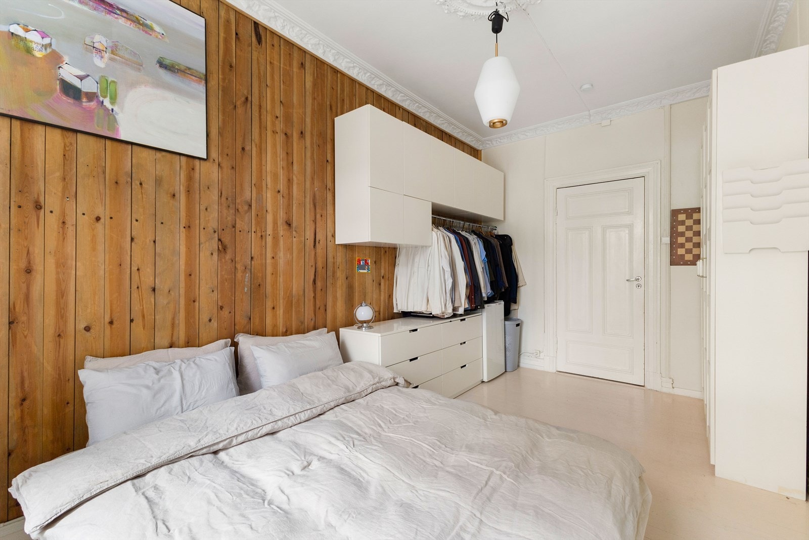 God plass til dobbeltseng med tilhørende nattbord. Galleribilde