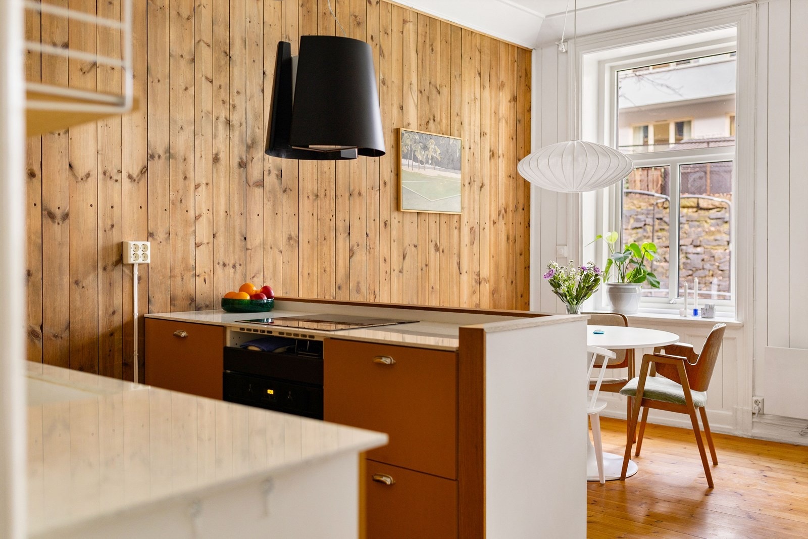 Integrert platetopp, kjøleskap, oppvaskmaskin og stekeovn. Kullfilterventilator over kokeplass Galleribilde