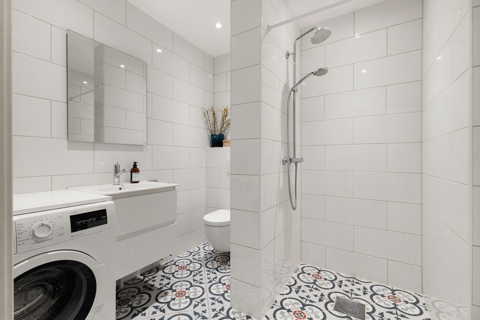 Flislagt baderom fra 2017 med varme i gulvet og downlights i himling. Galleribilde