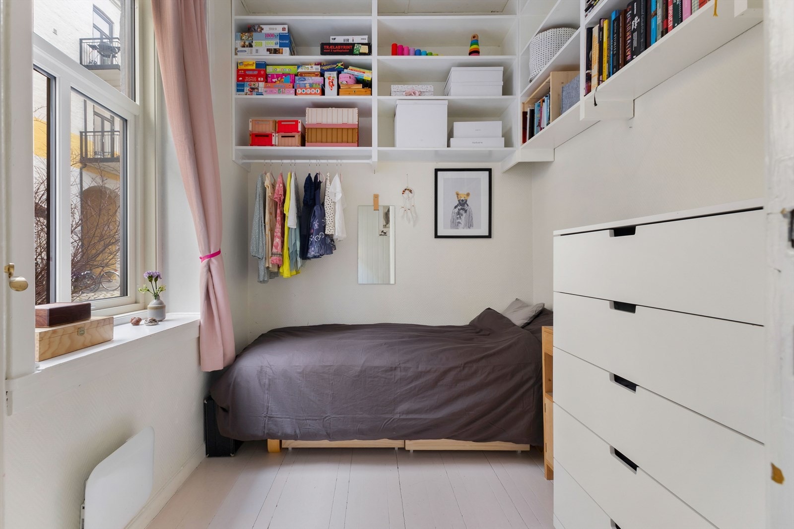 Soverom tre er også av god størrelse og har plass til dobbeltseng og garderobeløsning. Galleribilde