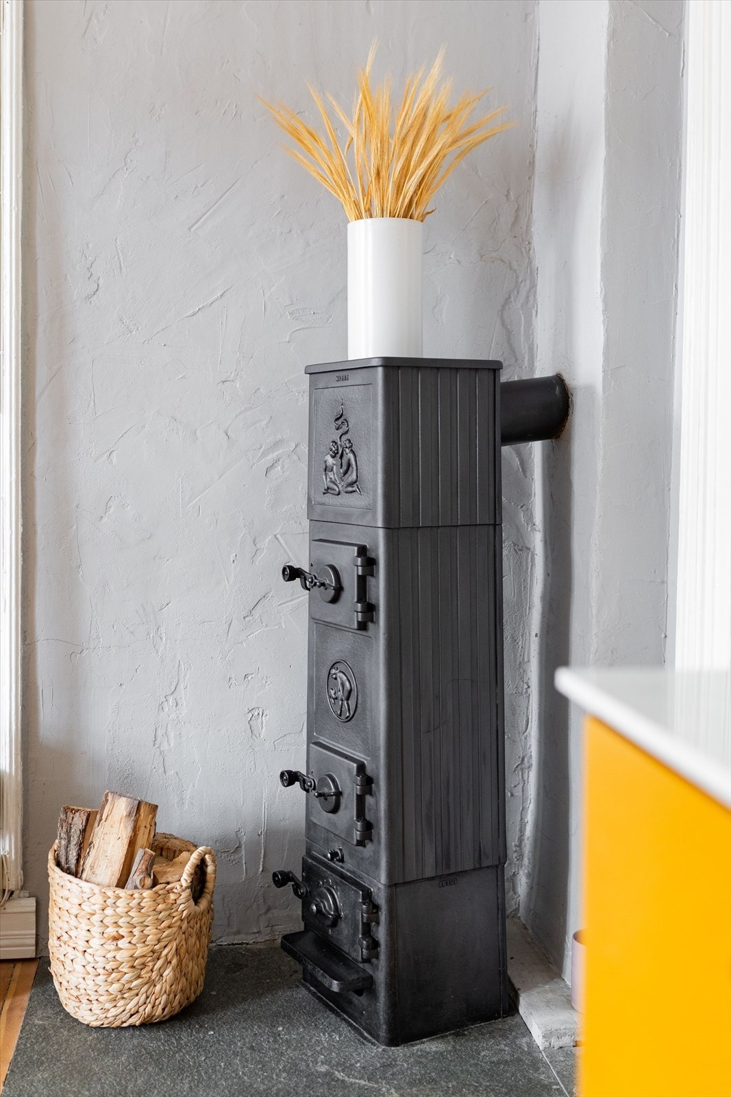 Peisovn i stuen som varmer godt på kalde høst- og vinterdager. Galleribilde