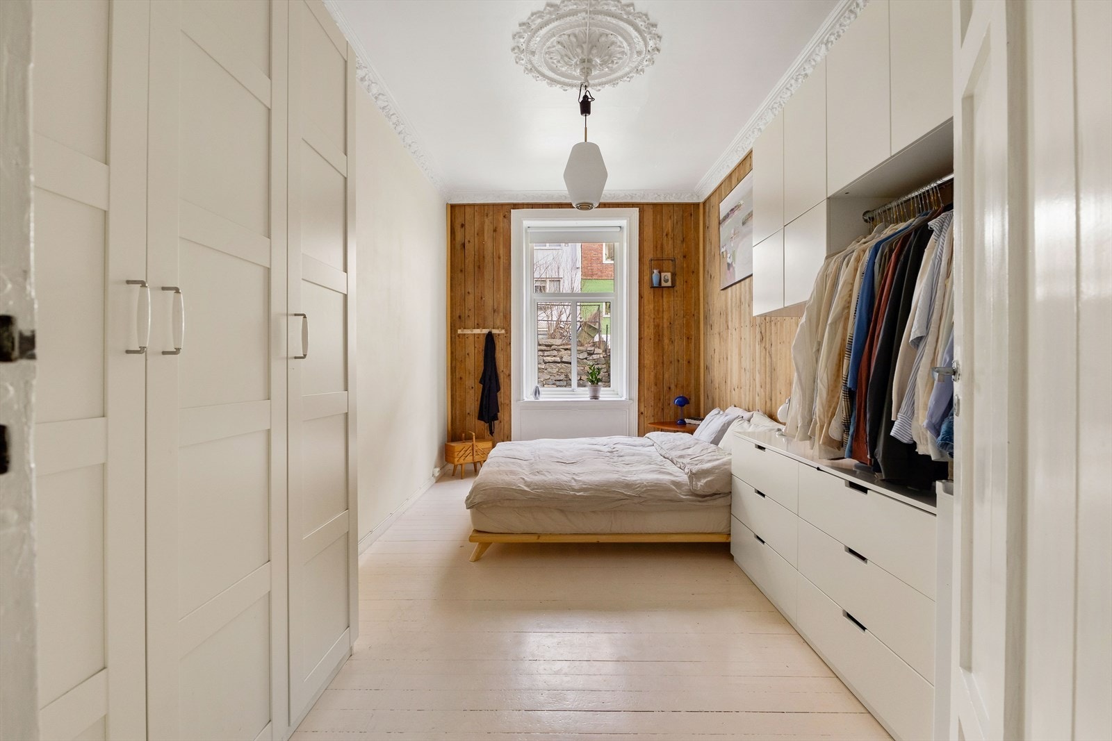 Masse oppbevaringsplass i garderobeløsning. Galleribilde