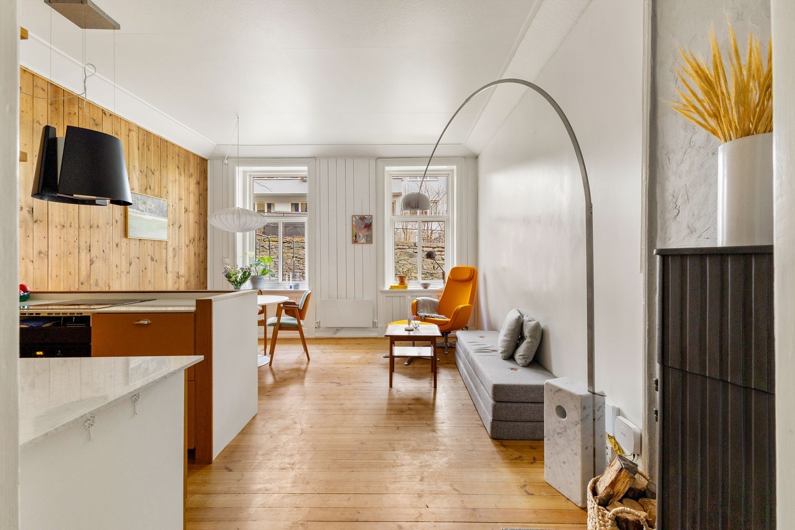 Lys og hyggelig stue med generøs takhøyde på 2,88 meter. Galleribilde