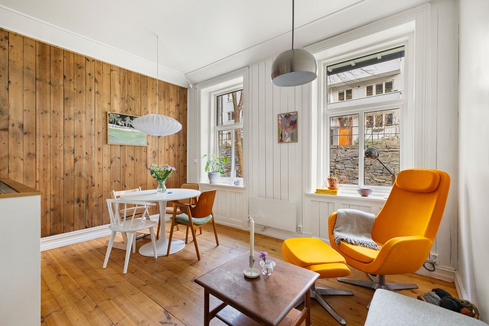 Store vindusflater som gir rikelig med luft og lys. Galleribilde