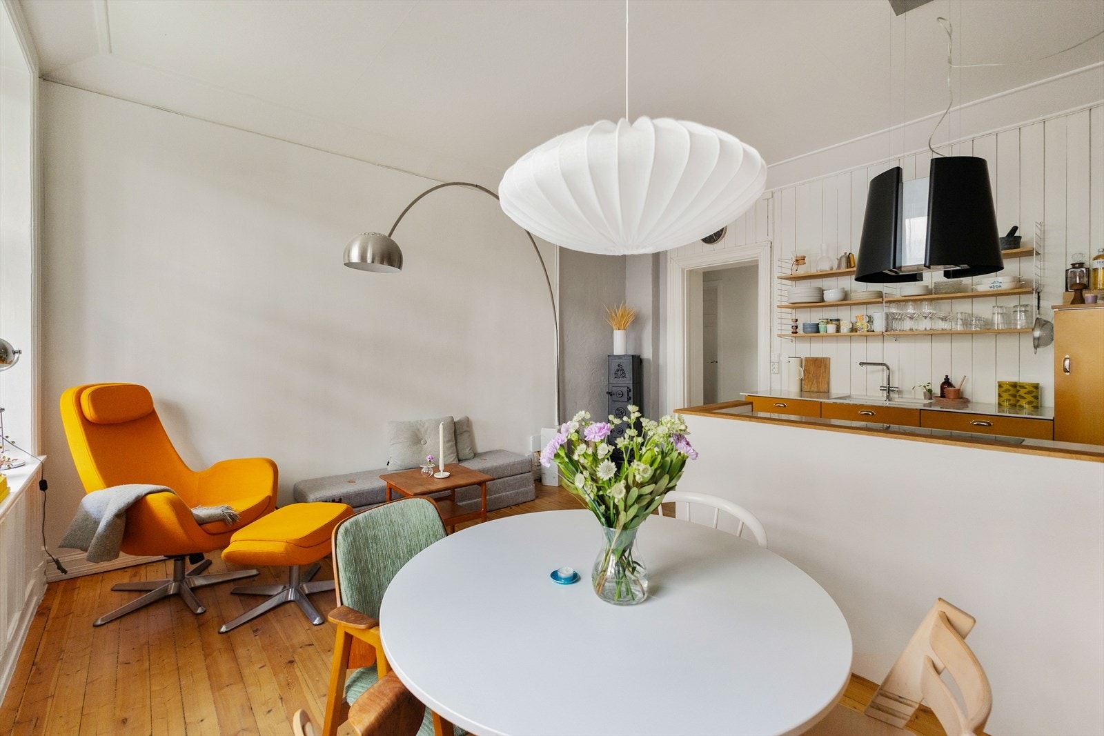 Her er det plass til sofaseksjon med tilhørende møblement og spisebord. Galleribilde