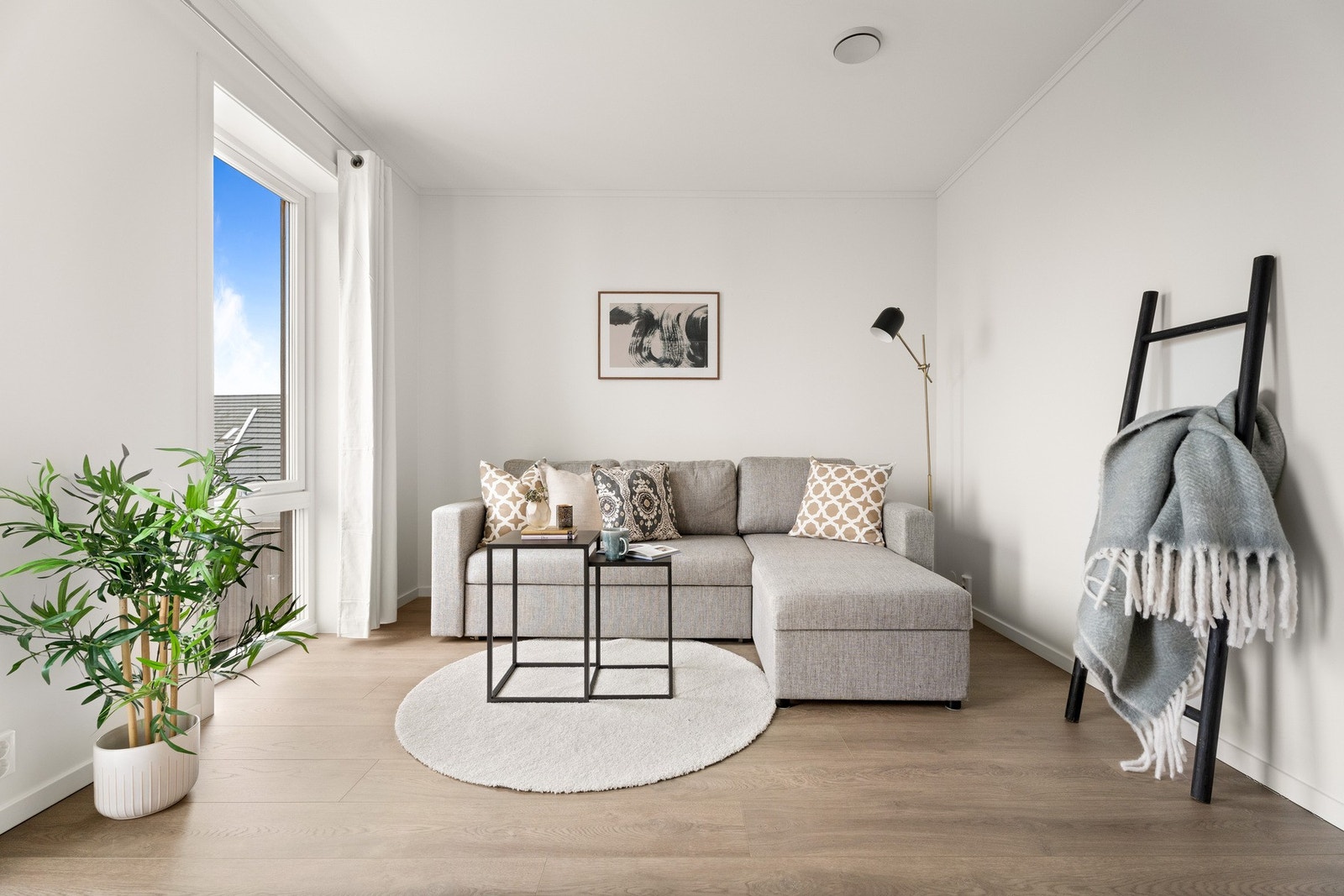 Leiligheten har to lyse og fine soverom - et stort, nordvendt hovedsoverom og et litt mindre soverom som ligger skjermet mot den innglassede balkongen i syd. Galleribilde