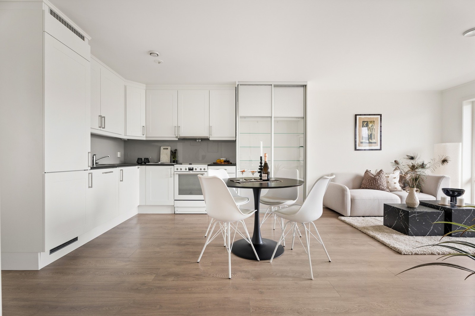 Stuen ligger også i åpen løsning med kjøkkenet og har god plass til både tv-lounge og spisebord. Galleribilde