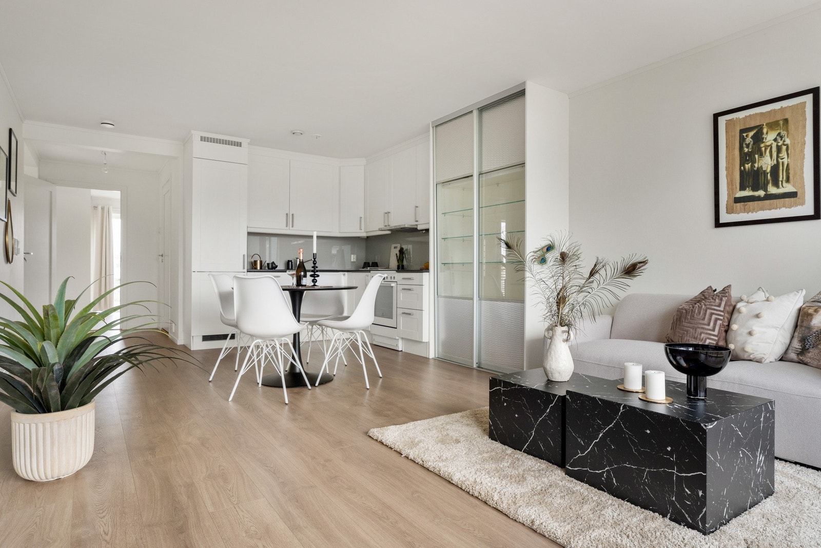 Det hele rammes inn av lysmalte, glatte vegger, glatt, hvitmalt himling og et pent gulv i enstavs eikelaminat. Galleribilde