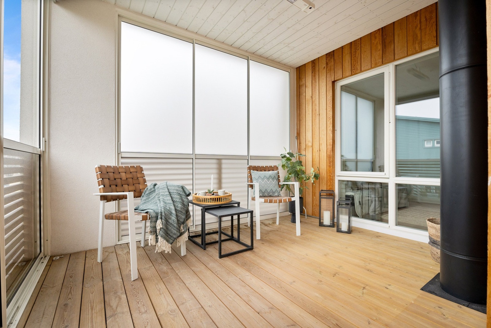 Innglasset balkong på ca. 14 kvm med rekkverk i tre på utsiden og store skyvedører som kan åpnes for å slippe inn luft. Galleribilde