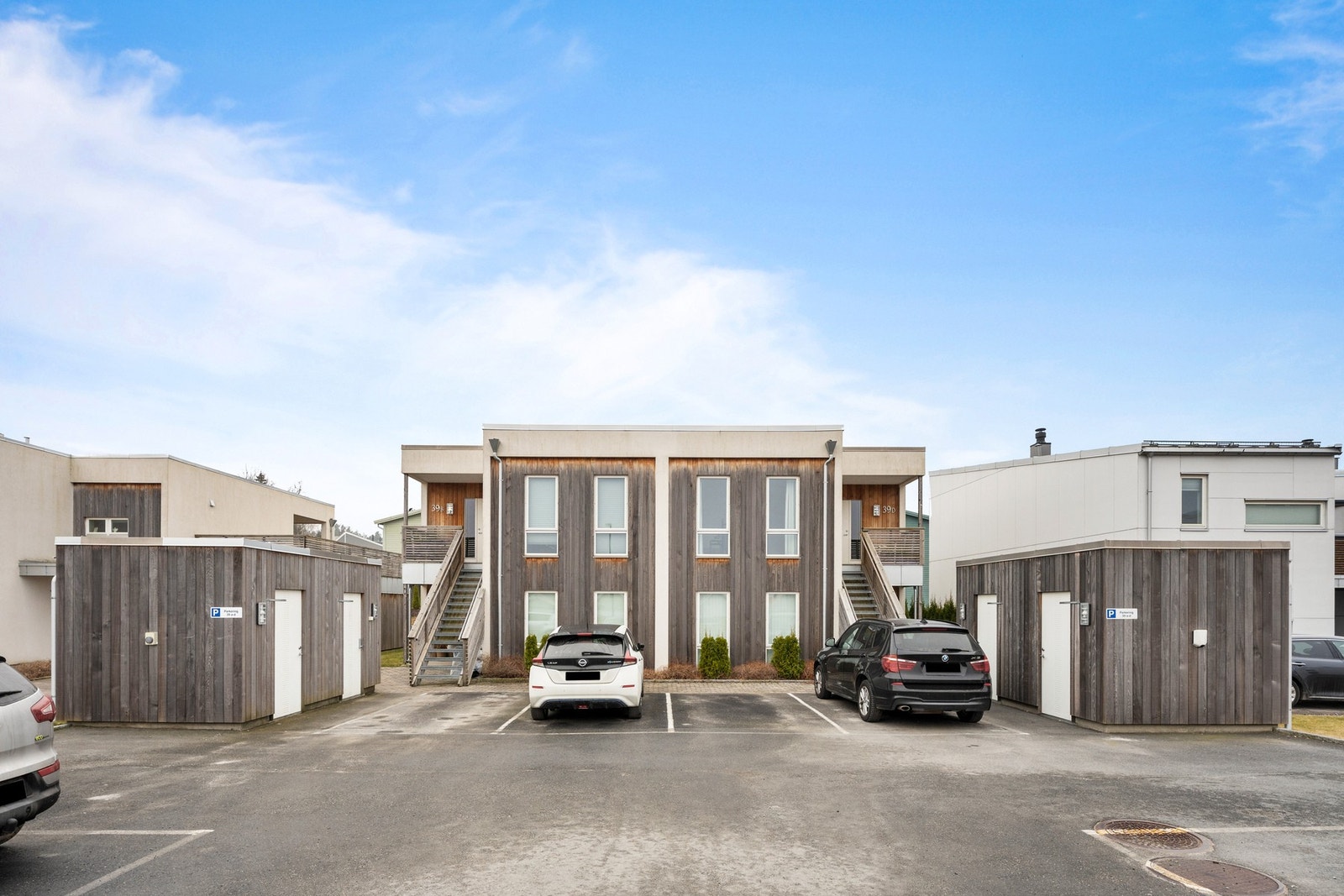 Det er perkering med elbillader på utsiden av leiligheten. Galleribilde