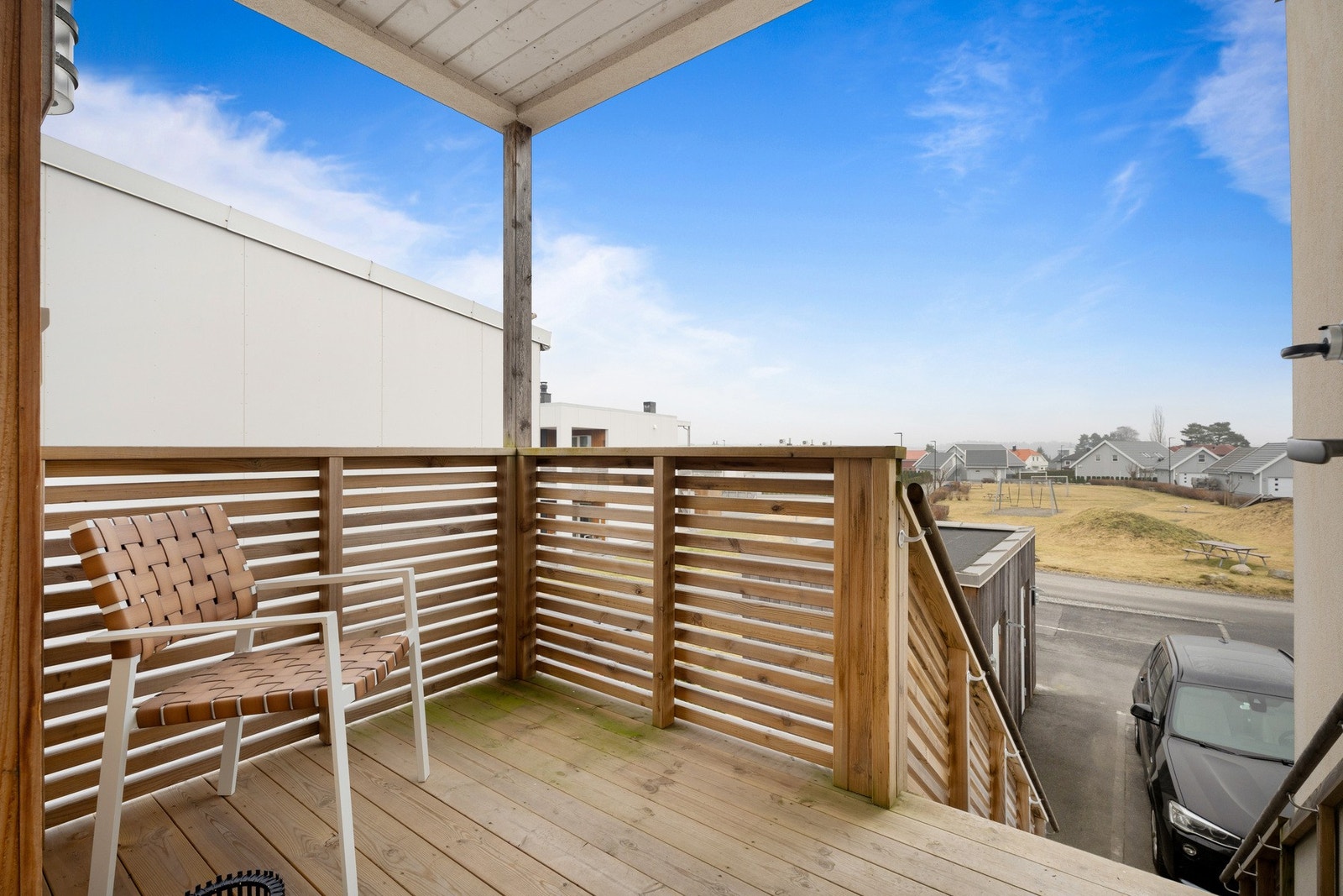 Boligen har adkomst via trapp til en privat, nordvendt veranda på ca. 4 kvm utenfor inngangspartiet. Galleribilde