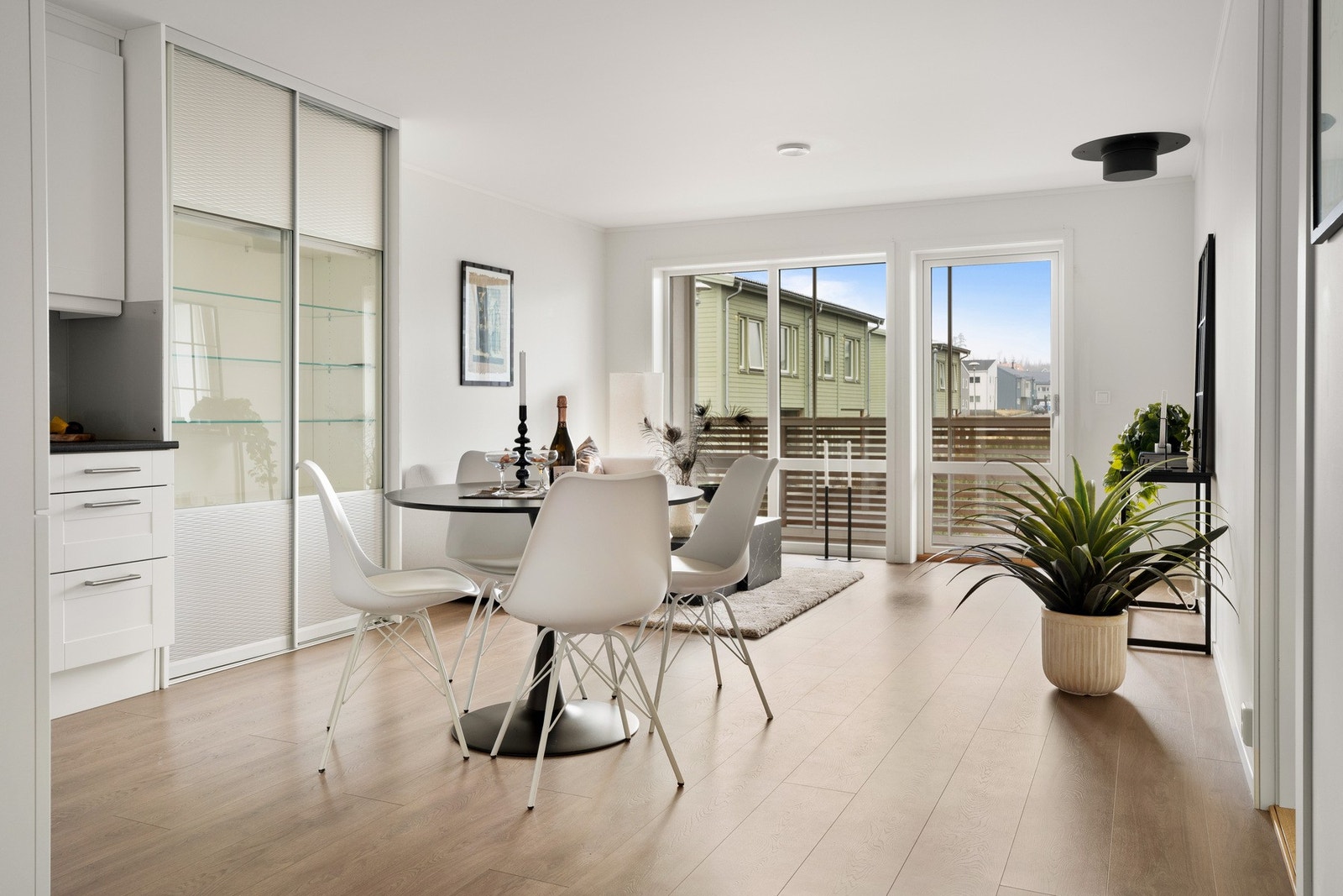 Stuen er lys og luftig med høye, sydvendte vinduer helt ned til gulvet og utgang til en innglasset balkong på ca. 14 kvm. Galleribilde