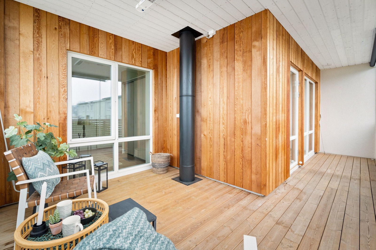 Den flotte balkongen har god plass til flere komfortable møbler og er en herlig forlengelse av stuen utover de varme sommermånedene. Galleribilde