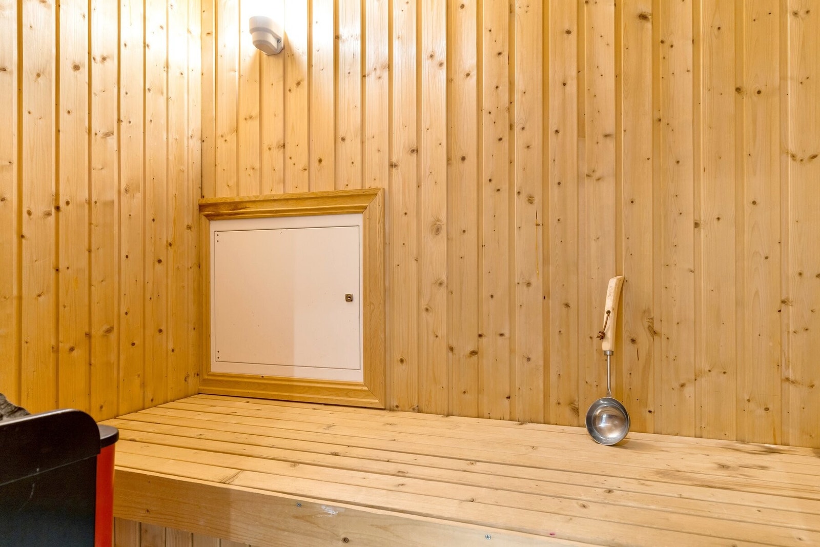 I badstuen er det en legere benk med plass til flere. Galleribilde