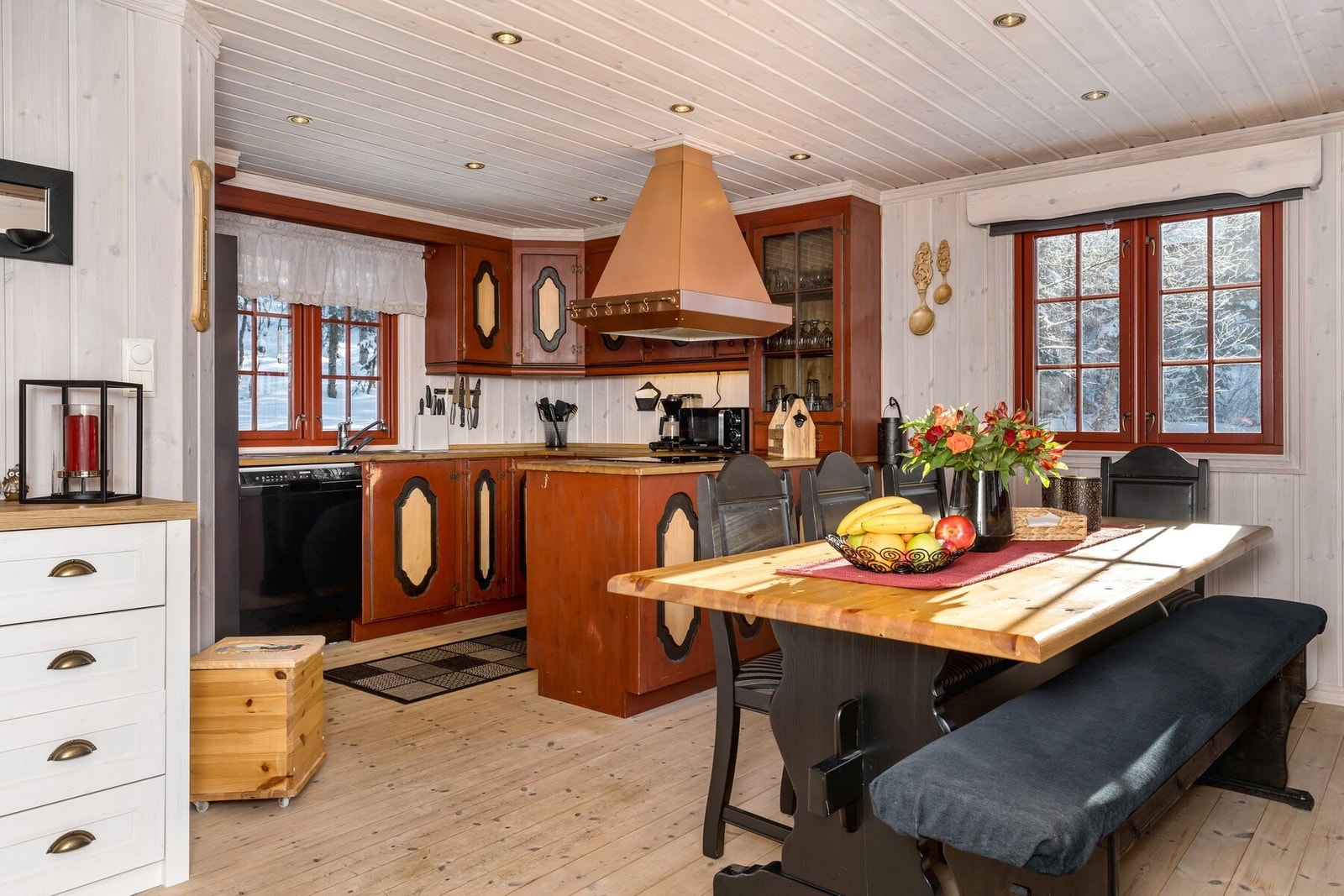 Kjøkkenet har godt med skap og benkeplass. Galleribilde