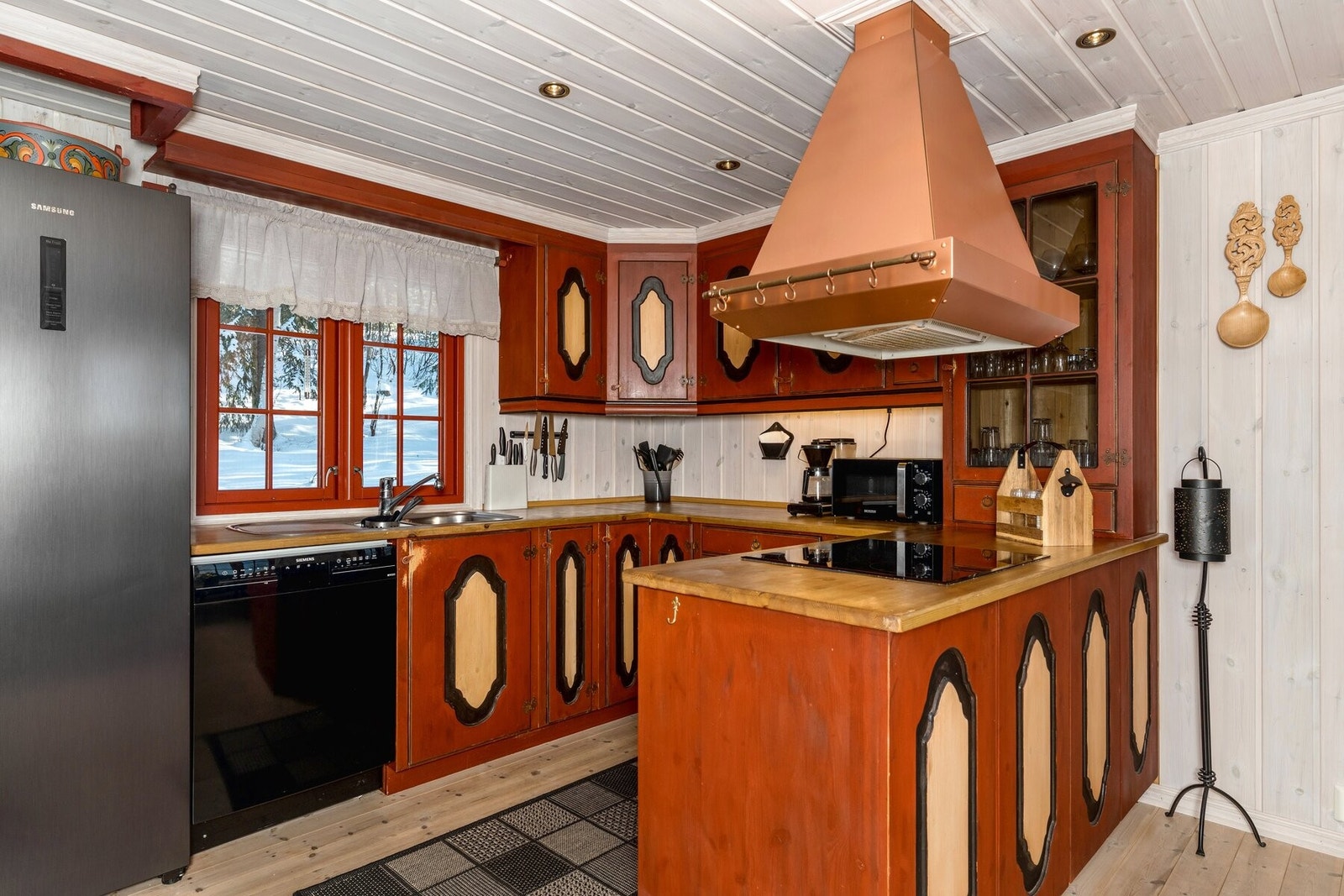 Heltre furu innredning, aldersmalte profilerte fronter og heltre furu benkeplate. Galleribilde