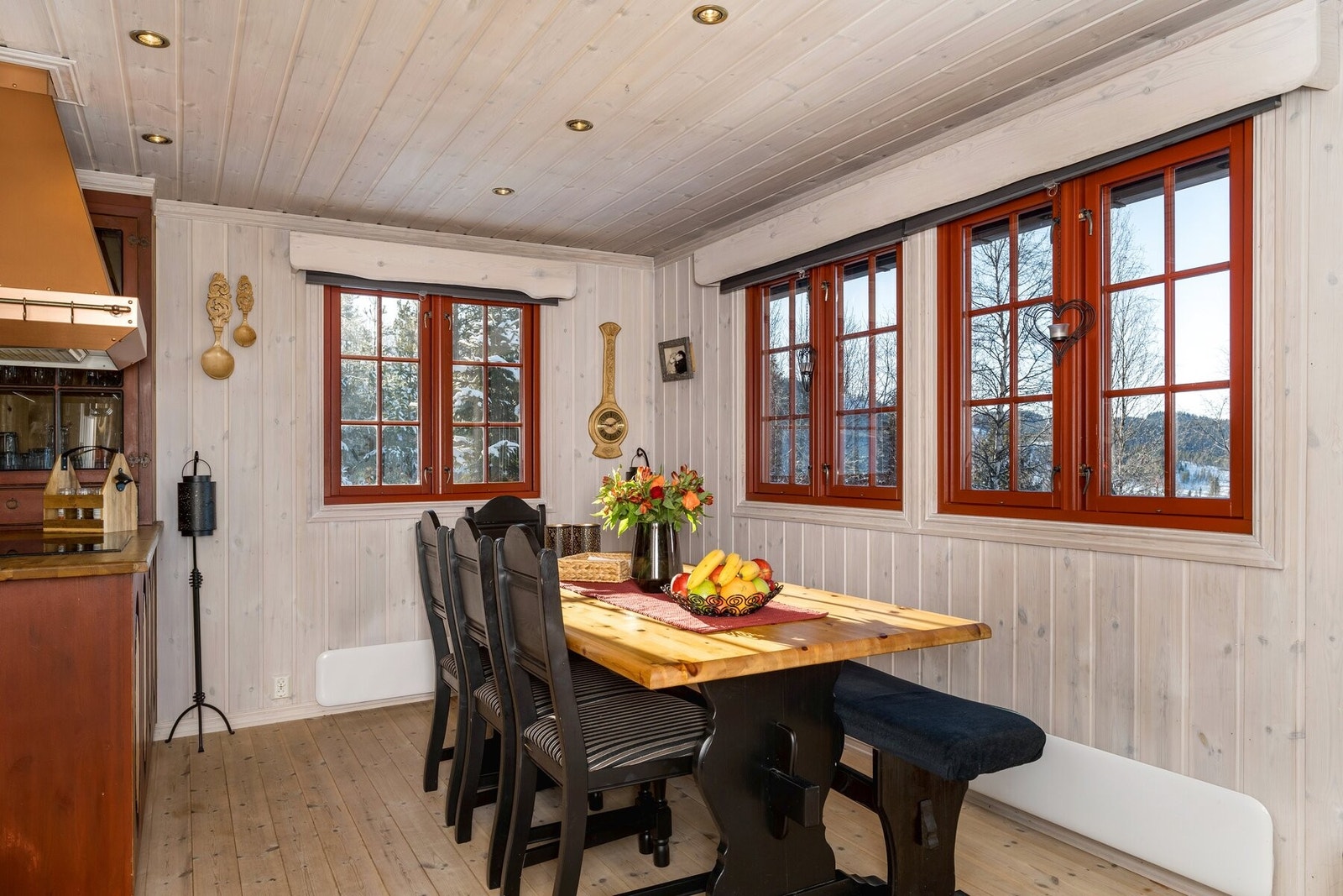 Spisestuen er omringet av flere vinduer. Nyt utsikten ut mot fjellene. Galleribilde