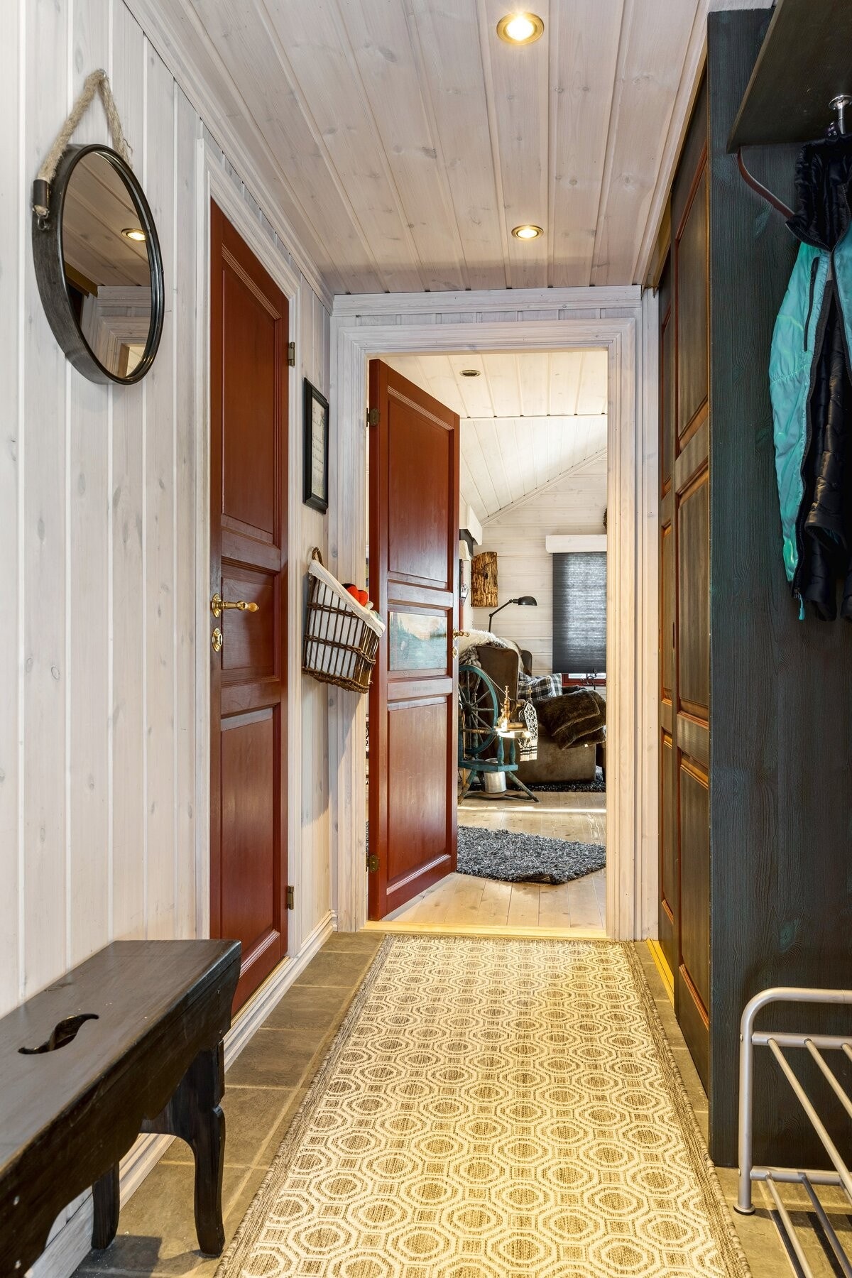 Plassbygd garderobeløsning. Godt med plass til å henge fra seg yttertøy. Adkomst til vaskerom fra entre. Galleribilde