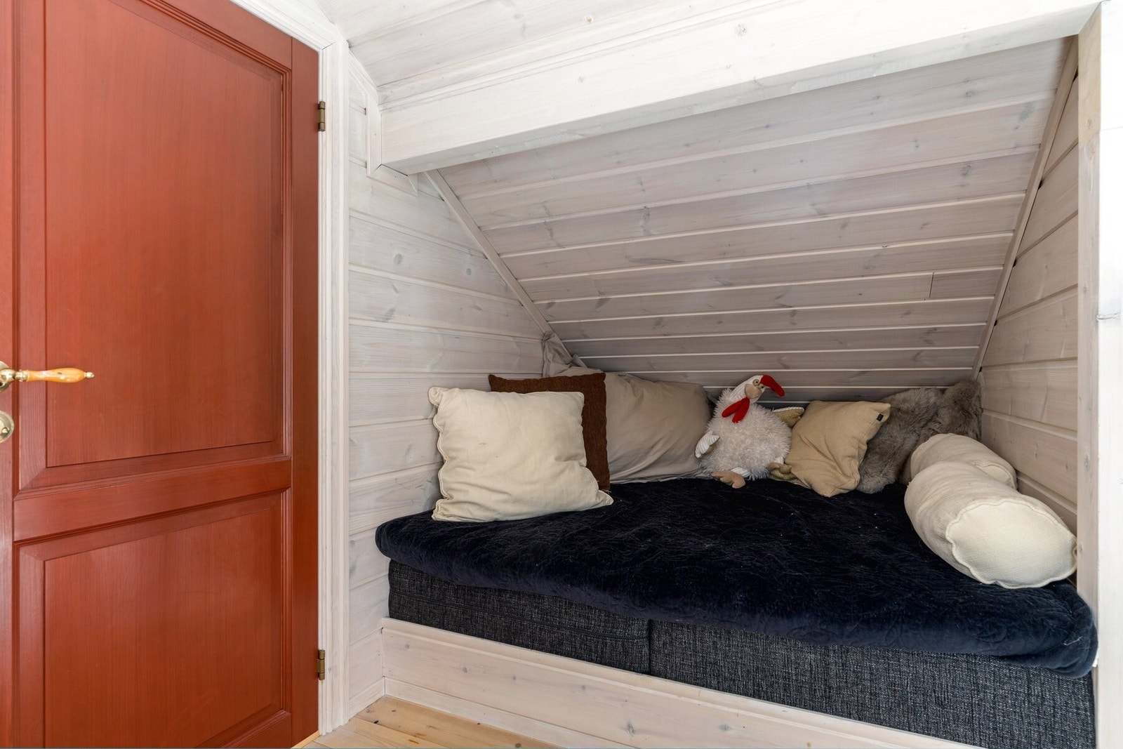 Når du går opp trappen kommer du til en liten plasbygd sofa. Galleribilde