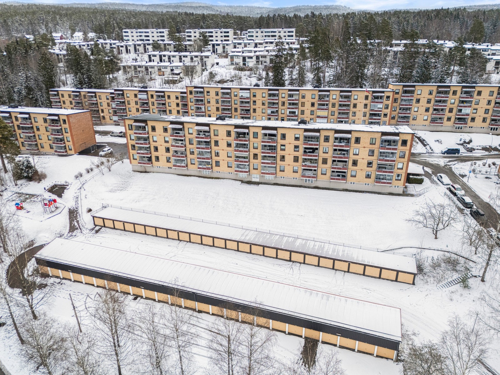 Leiligheten ligger i et veletablert bomiljø med kort vei til skoler, barnehager og et bredt utvalg av servicetilbud. Galleribilde