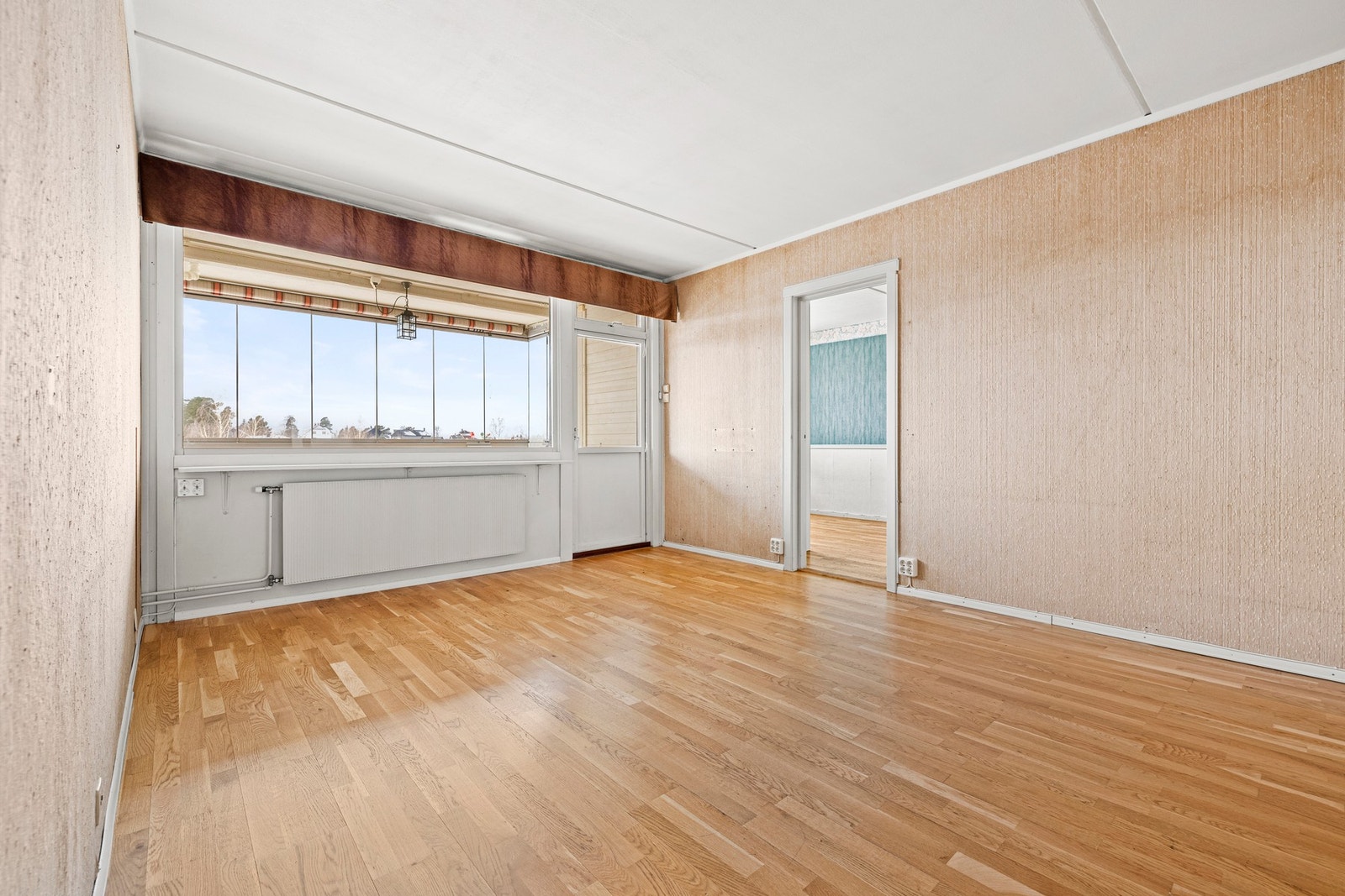 Lys og romslig stue god plass til både spisegruppe og sofagruppe med tilhørende møblement. Galleribilde