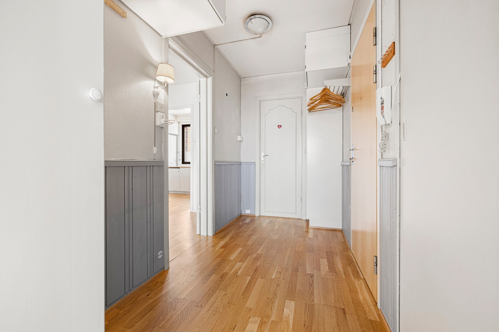 Romslig entré med plass til å henge fra seg yttertøy og sko. Galleribilde