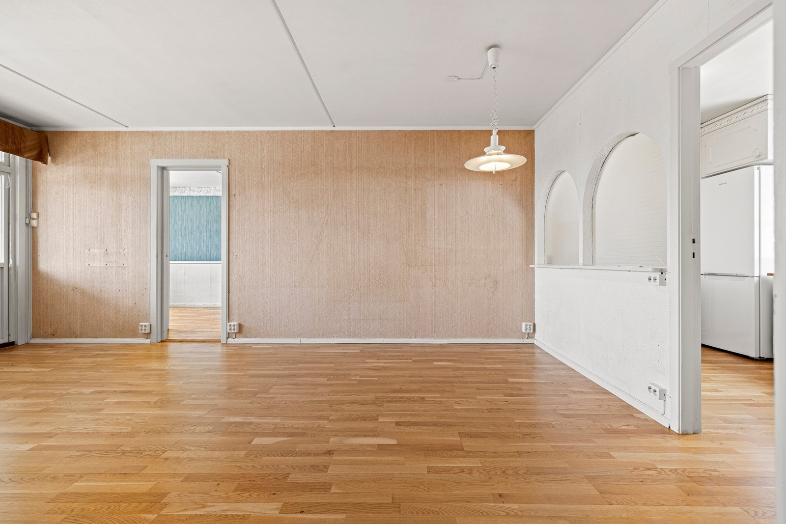 Fra stuen har du tilgang til et av leilighetenes to soverom og kjøkkenet. Galleribilde