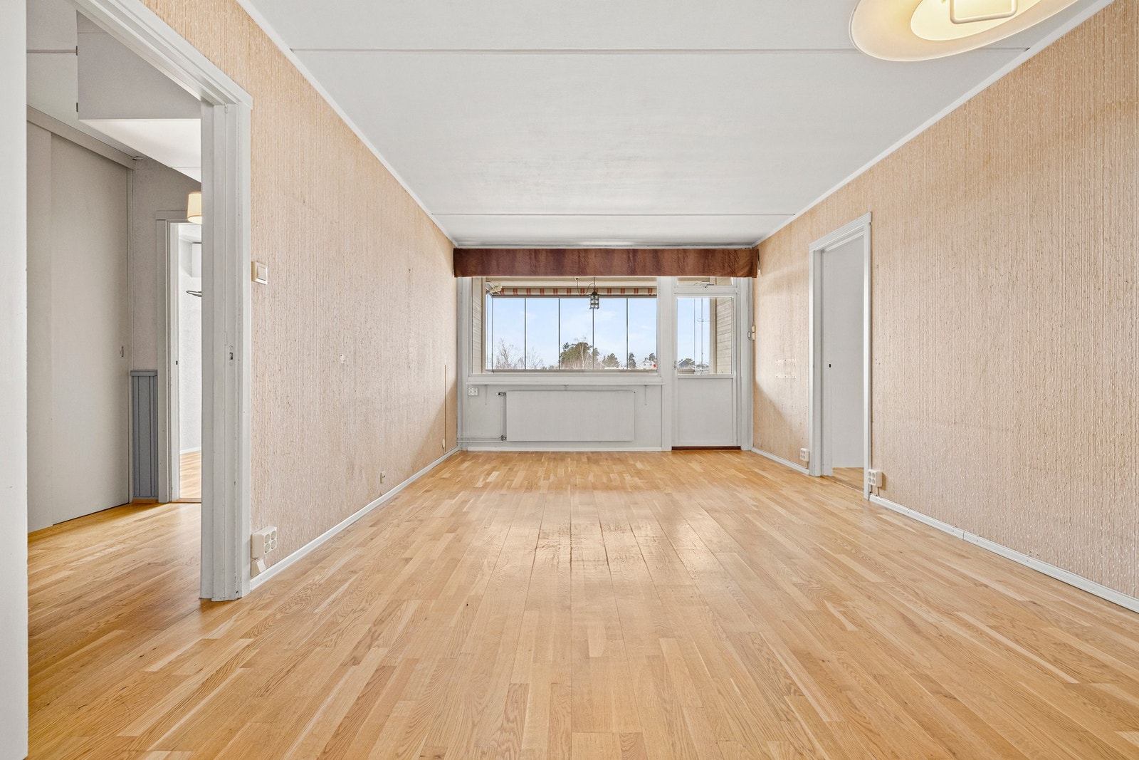 Store vindusflater som slipper inn rikelig med naturlig lys. Galleribilde