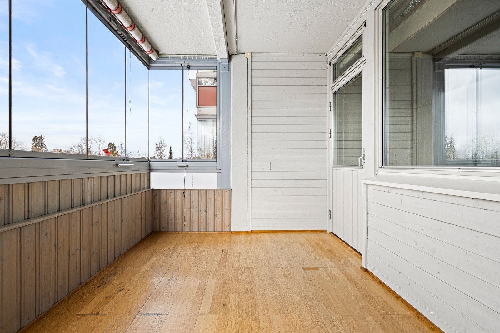 Leiligheten har en innglasset vestvendt balkong på hele 9 m². Galleribilde