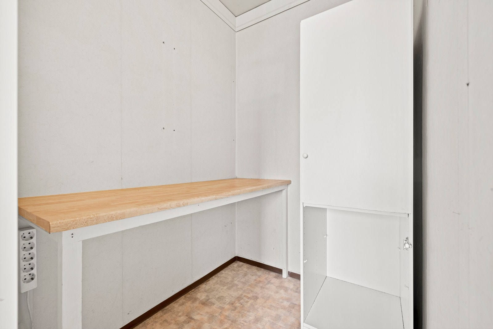 Svært god lagringsplass bak skyvedørene på soverom 1. Galleribilde