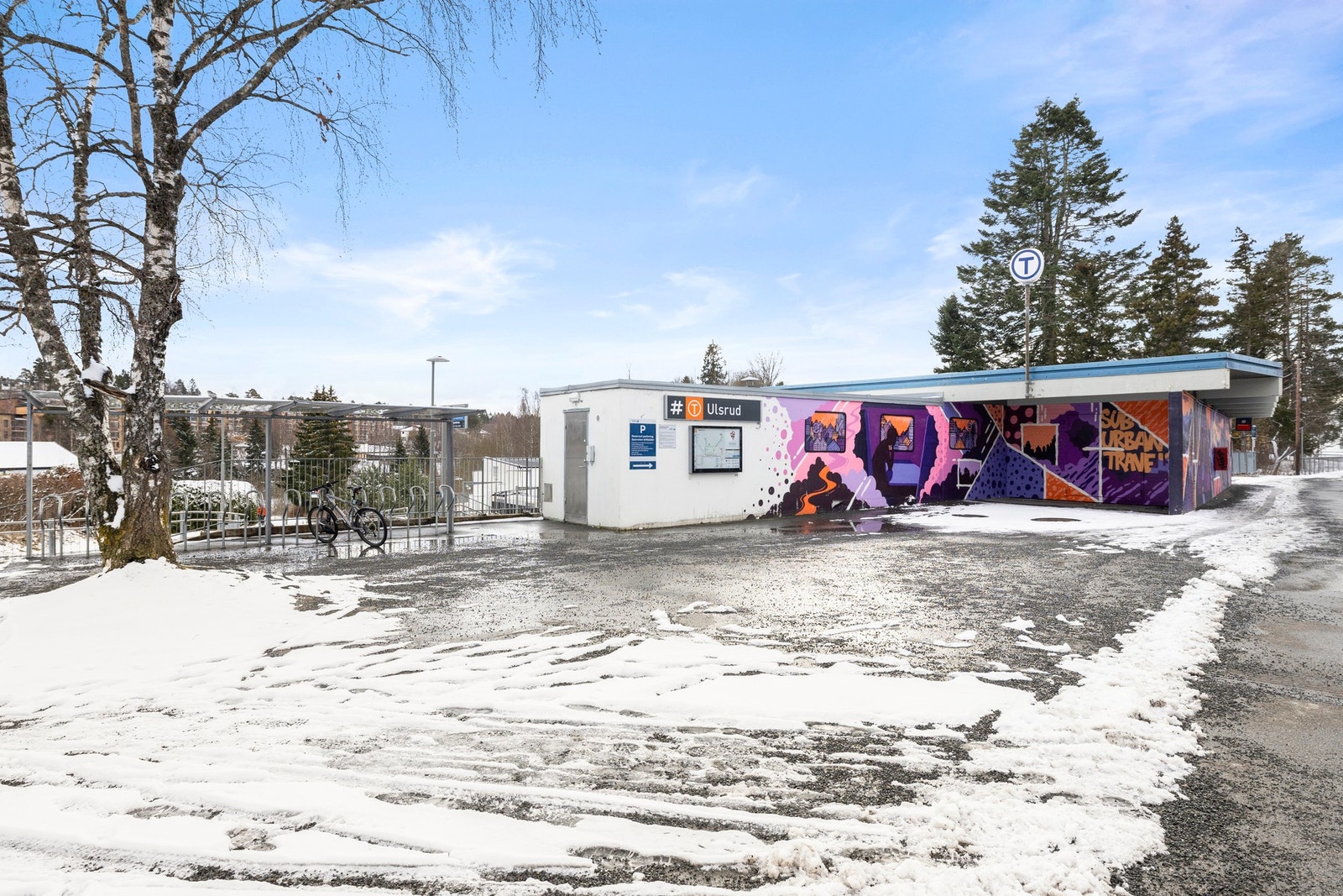 Ulsrud T-banestasjon ligger kun 7 minutters gange fra leiligheten, og med linje 3 er du i Oslo sentrum på bare 17 minutter. Galleribilde