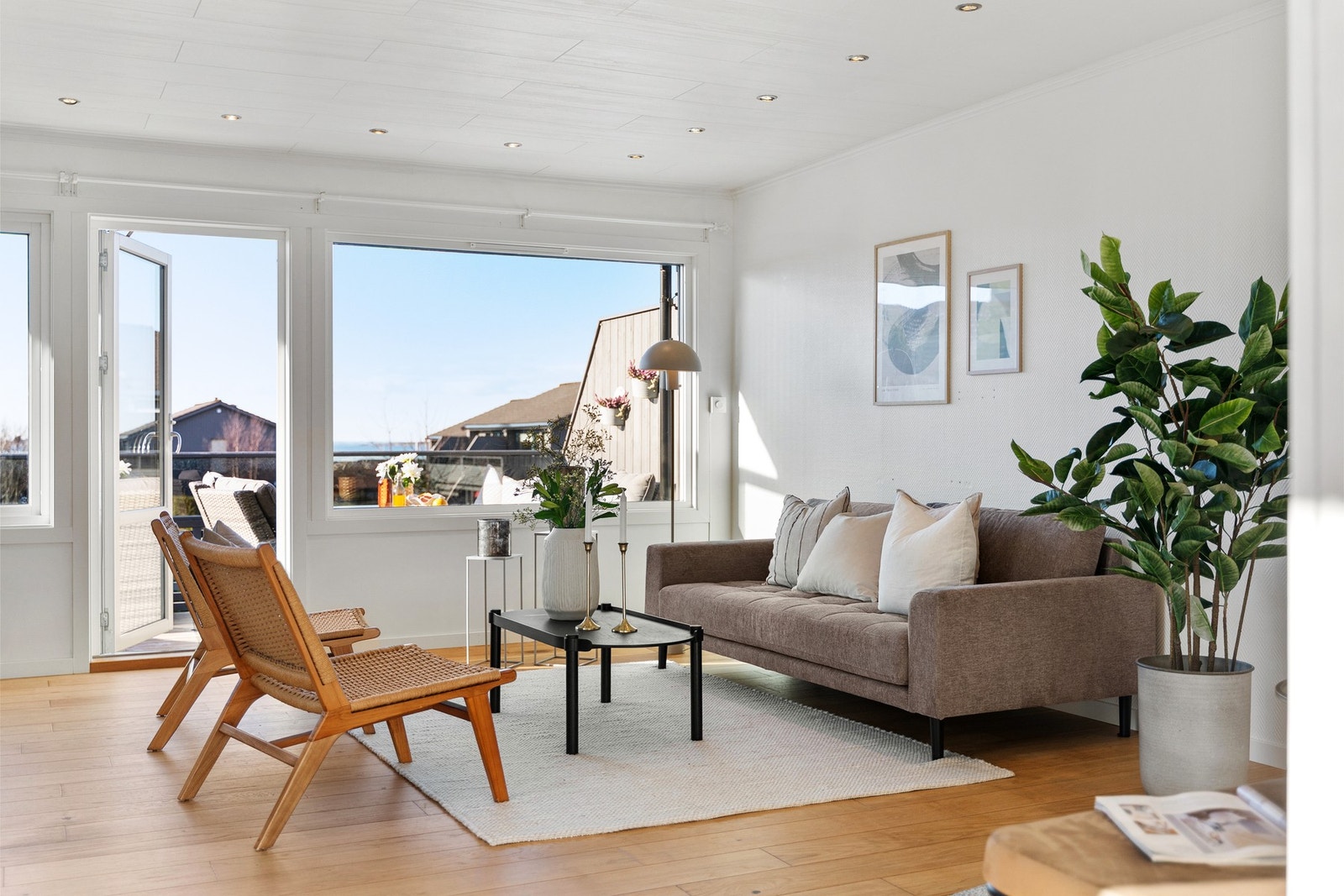 Lys malt stue med store vindus flater er med å bidra til et trivelig innemiljø. Galleribilde