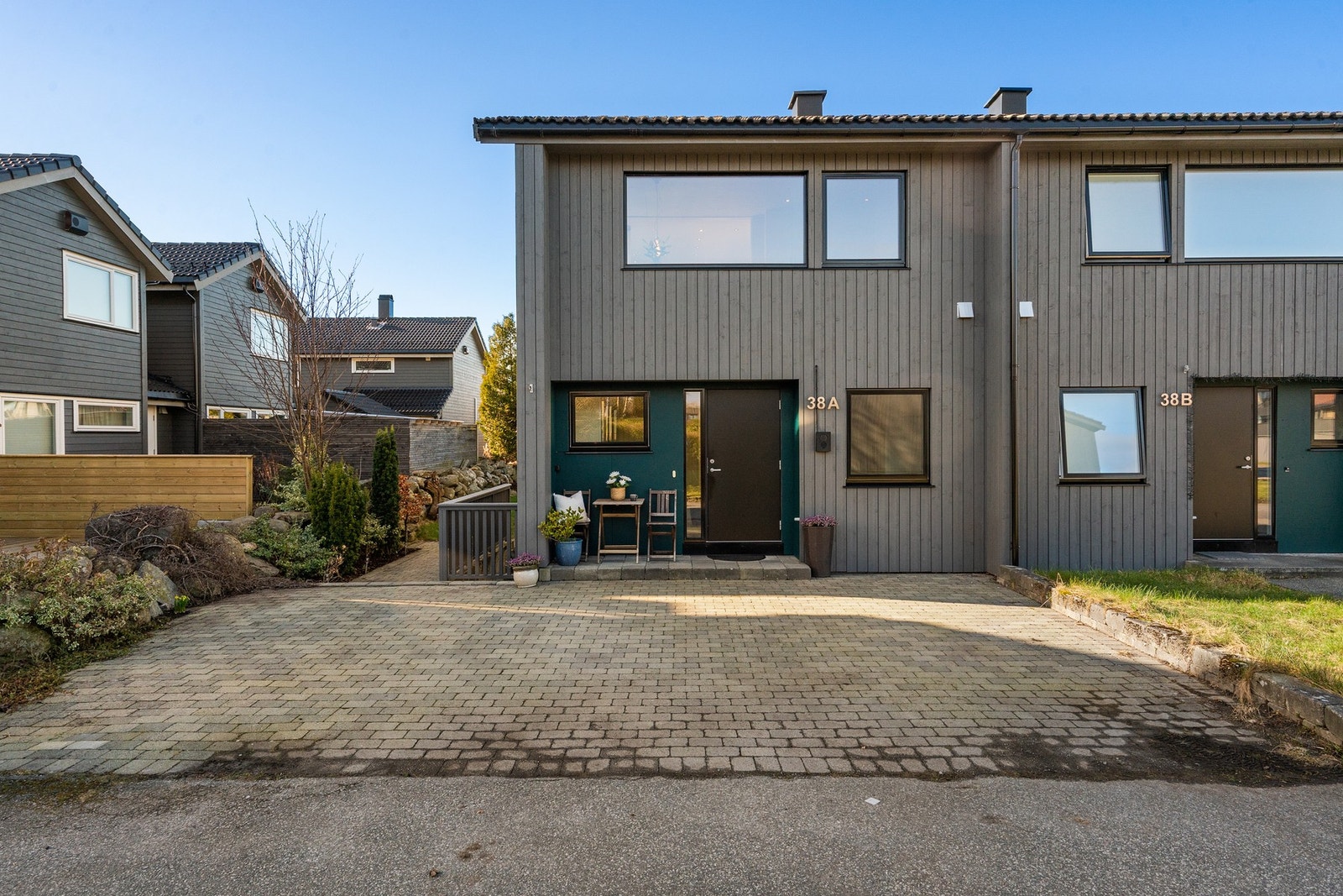 Gode parkerings muligheter i boligen sitt gårdsrom. Galleribilde