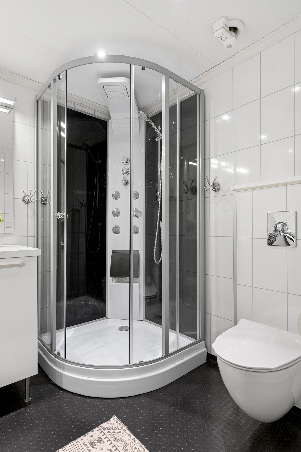 Hoved badet har dusjkabinett og varmekabler i gulv. Galleribilde