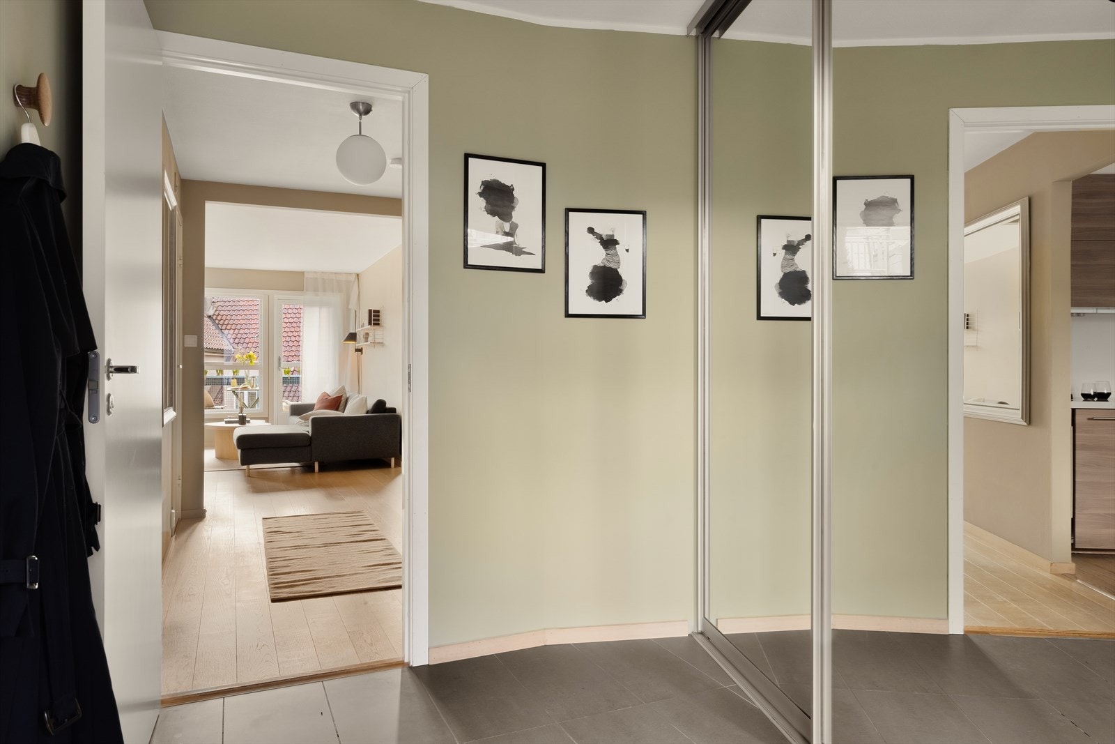 Stor skyvedørsgarderobe i gang gir god plass til yttertøy og sko. Galleribilde