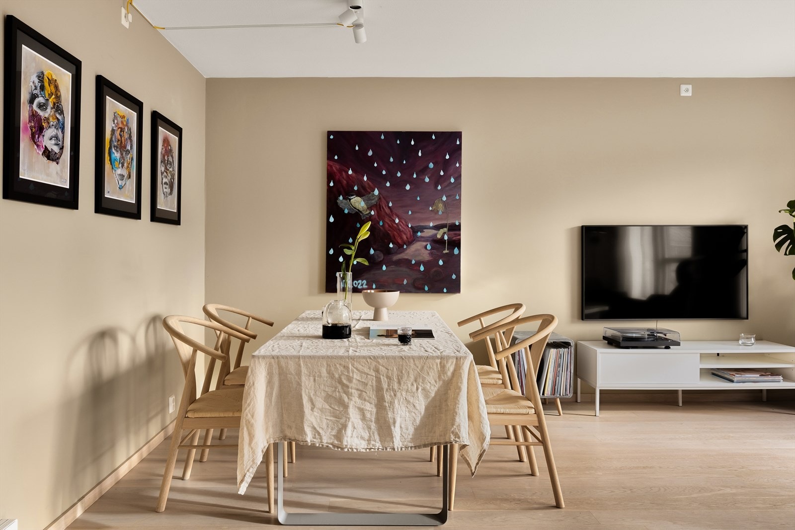 Stuen er stor og åpen med naturlig inndeling av de ulike sonene. Galleribilde