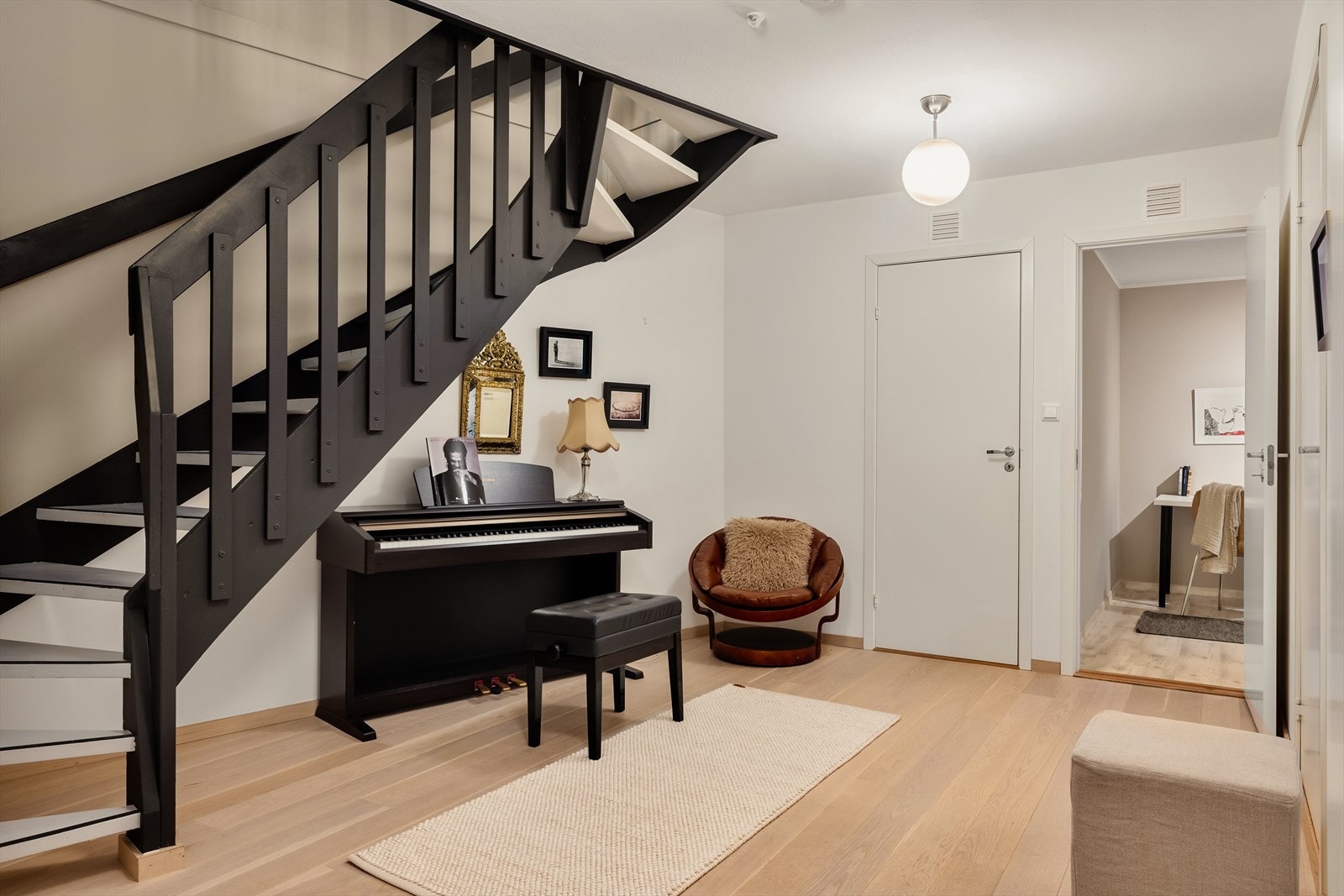 I denne etasjen finner du to store soverom, bad, vaskerom og to boder, hvor en av dem er innredet som kontor. Galleribilde