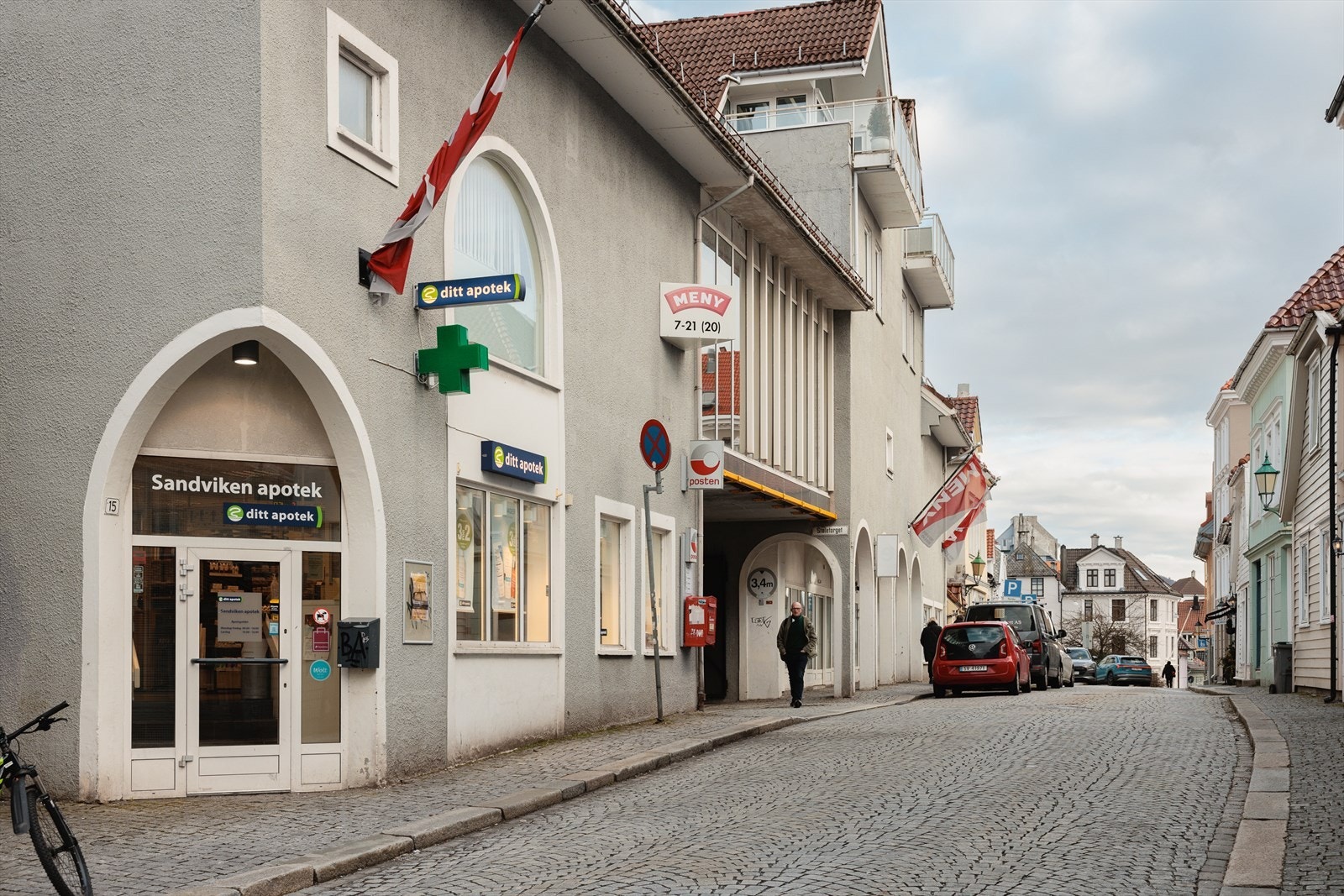 Det er kort vei til flere dagligvarebutikker. Galleribilde