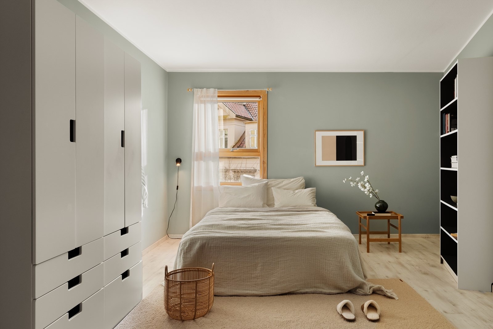 God plass til ønsket møblering som dobbeltseng, nattbord og skrivebord. Galleribilde