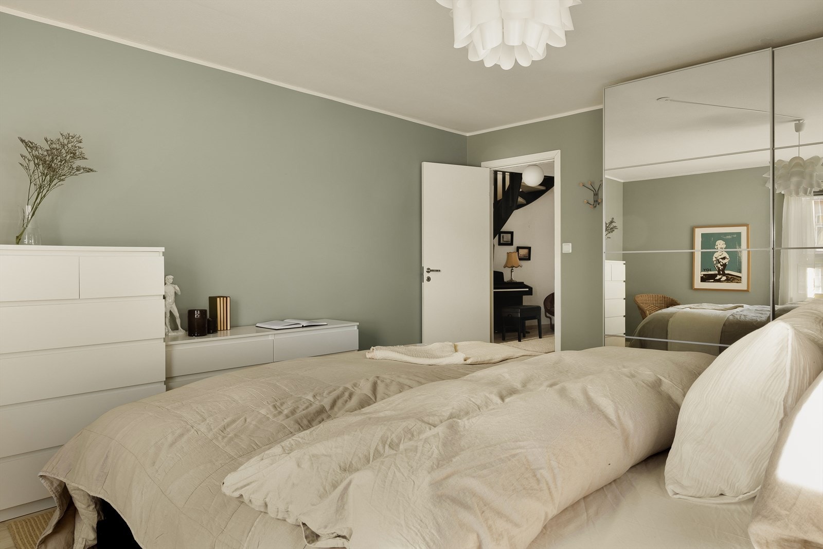 Begge soverommene er innredet med garderobeskap for oppebevaring. Galleribilde